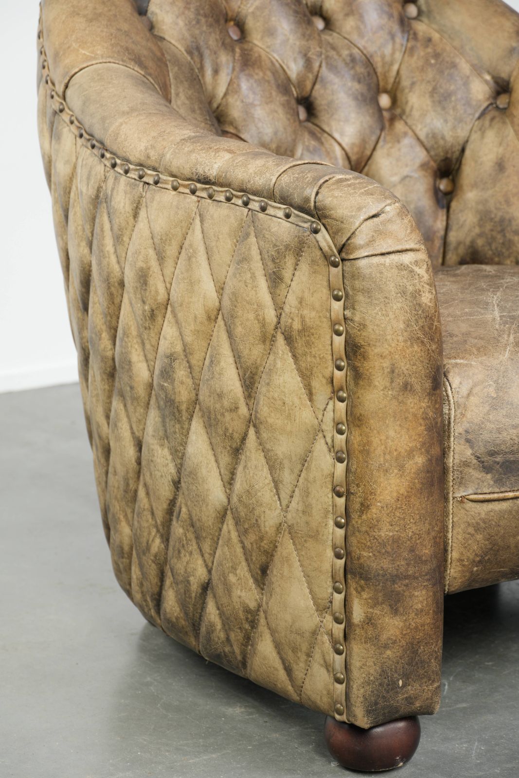 photo buy Unique, Stylish, And Comfortable Cowhide Chesterfield Club Armchair With A Beautiful Color Combination.