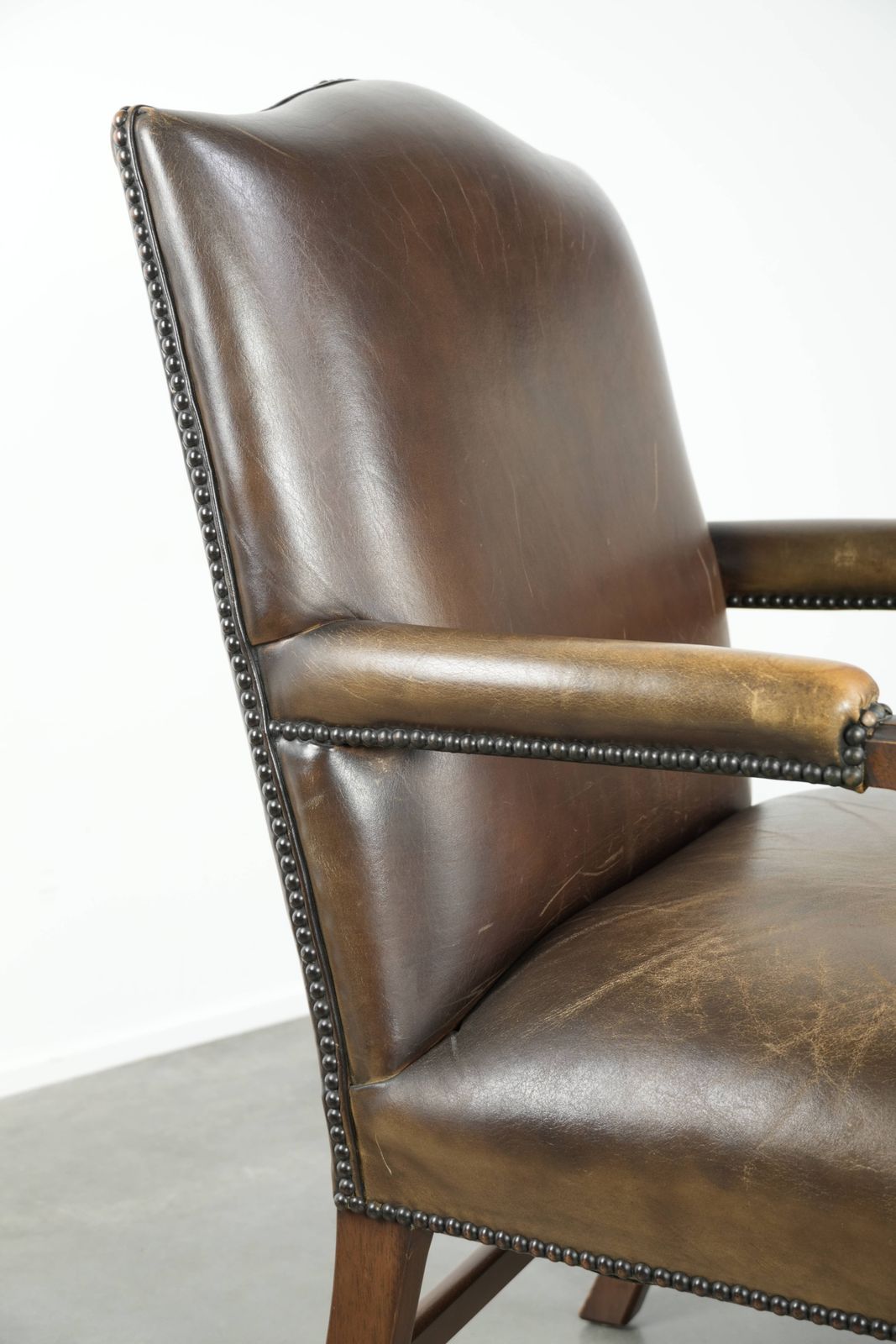 photo furniture Houten Gainsborough Stoel Met Koeienleren Bekleding