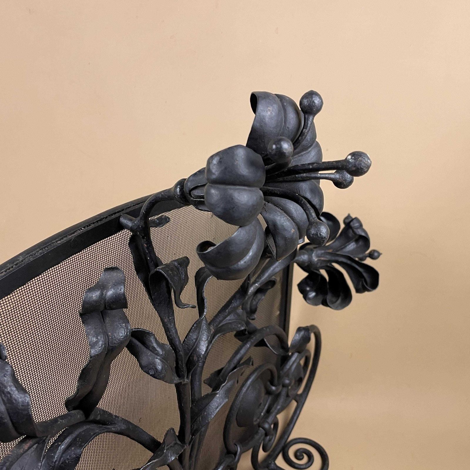 photo furniture Art Deco French Fireguard Fireplace Screen Metal Cast Iron Black Fer Forge Fire Guard Floral Freestanding Patterned Rectangle Mesh Wrought