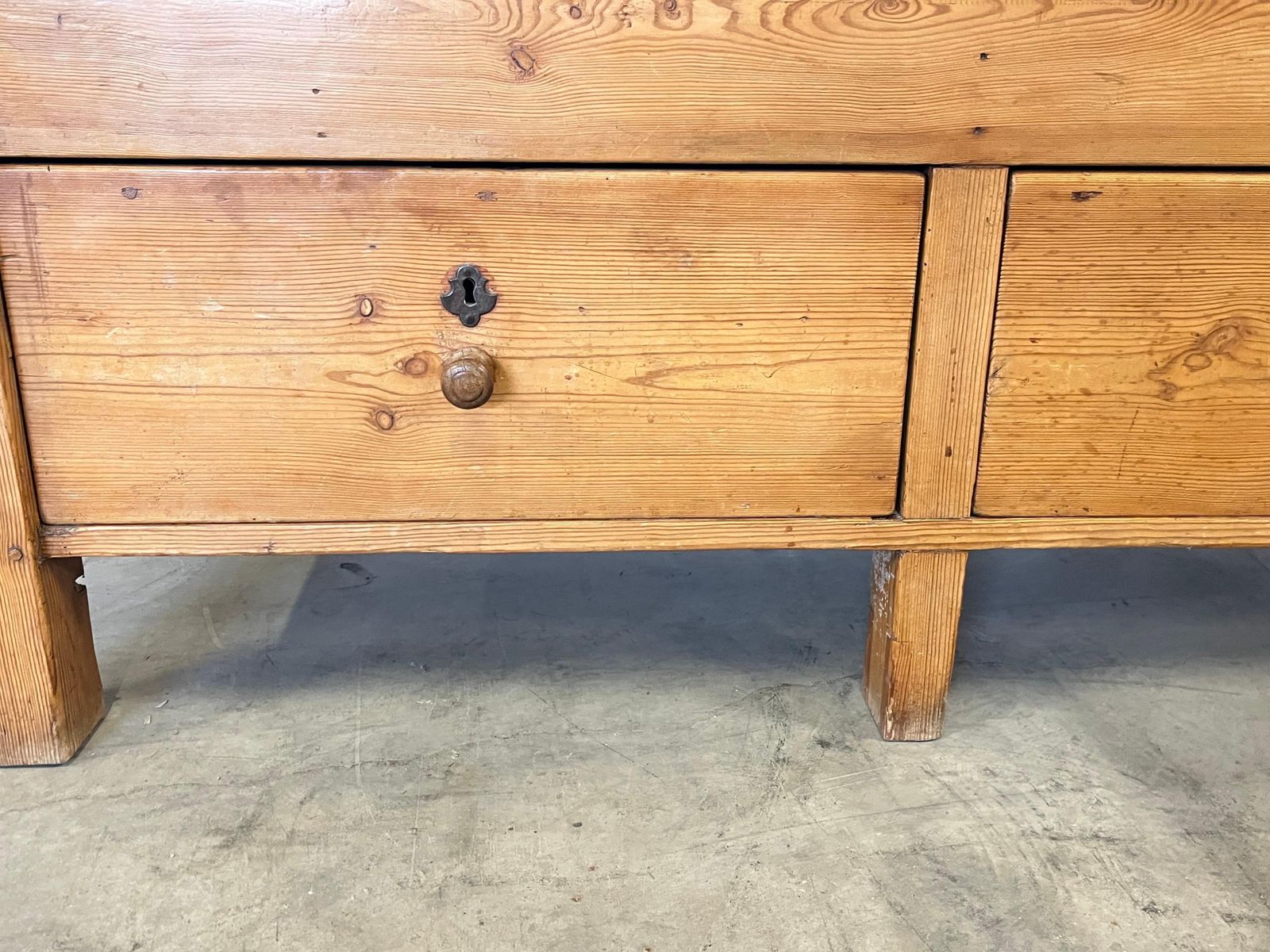 photo vintage Dutch Antique Butcher Block / Kitchen Table In Pine And Chestnut