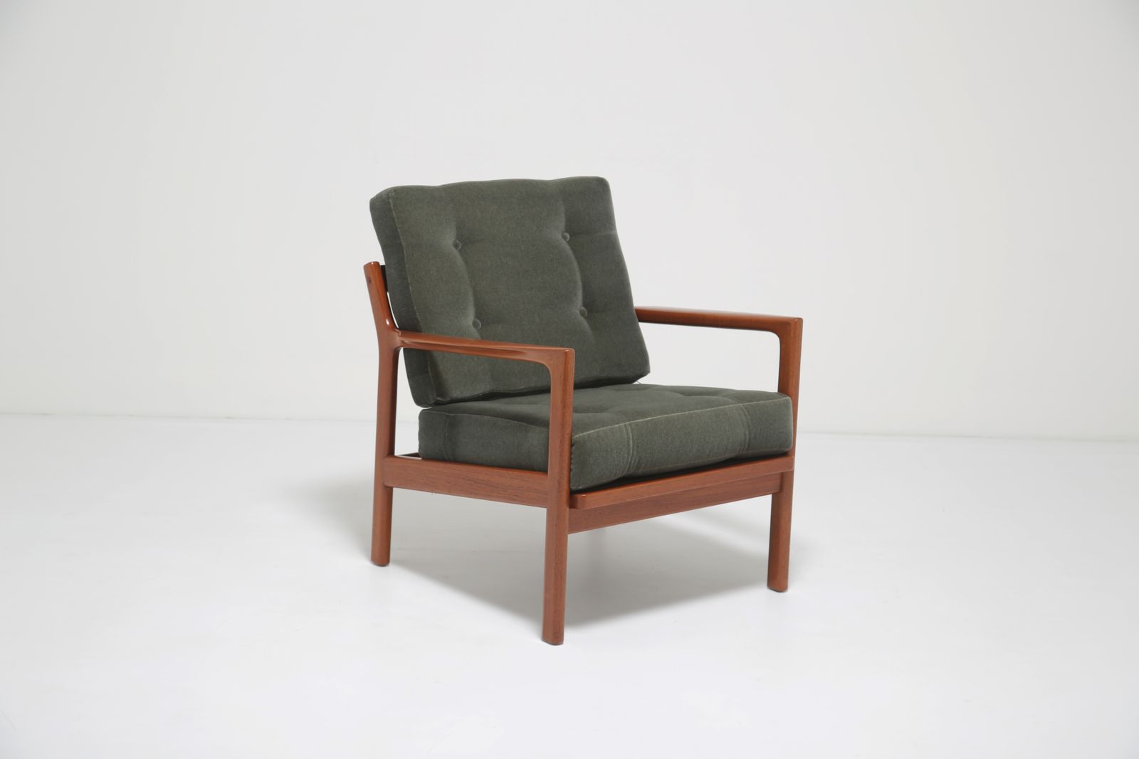 photo vinterior Fauteuil Karl Erik Ekselius modèle F141 en teck et mohair, pour JOC Vetlanda, Suède, années 1960
