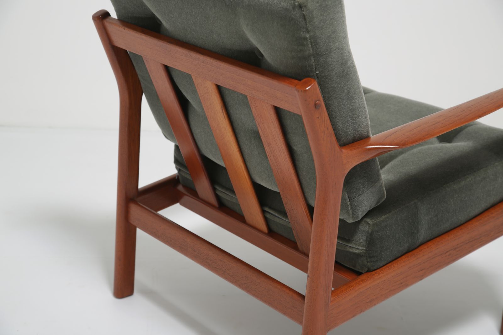 photo vintage Fauteuil Karl Erik Ekselius modèle F141 en teck et mohair, pour JOC Vetlanda, Suède, années 1960