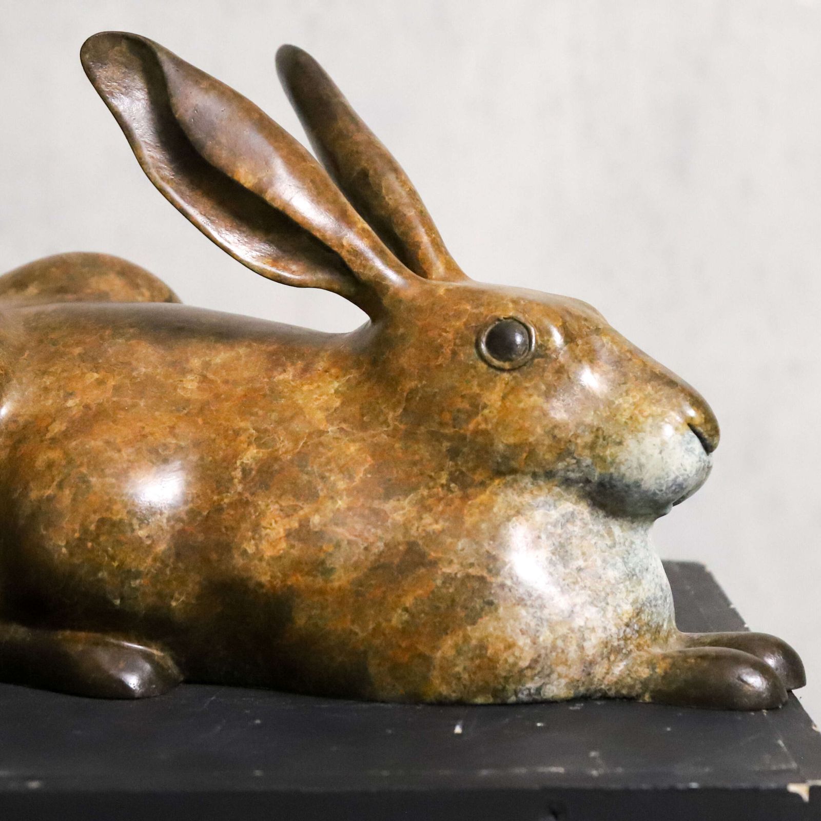 photo vinterior “Taking It Easy” – Bronze Rabbit By Richard J. Smith, Artist’s Copy, Lost‑Wax Cast