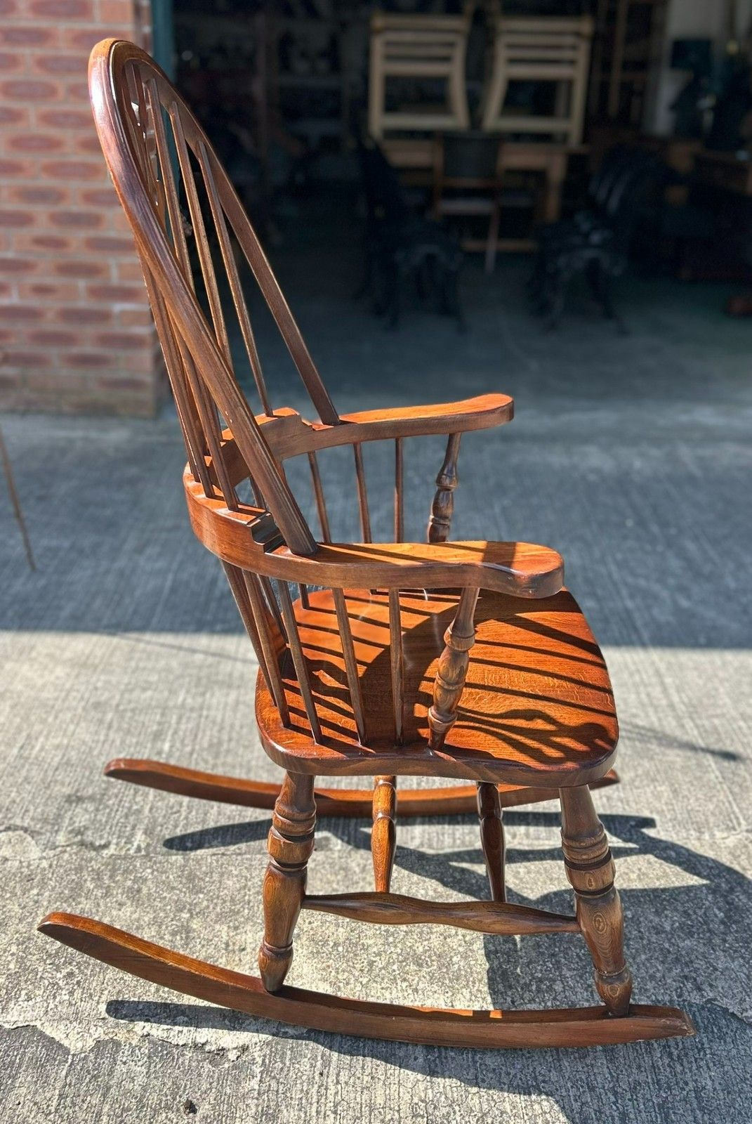 photo vinterior Good Quality English Country Oak & Beech Windsor Shaped Seat Rocking Chair
