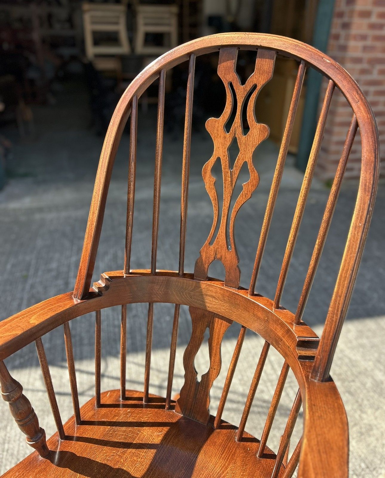 photo vintage Good Quality English Country Oak & Beech Windsor Shaped Seat Rocking Chair