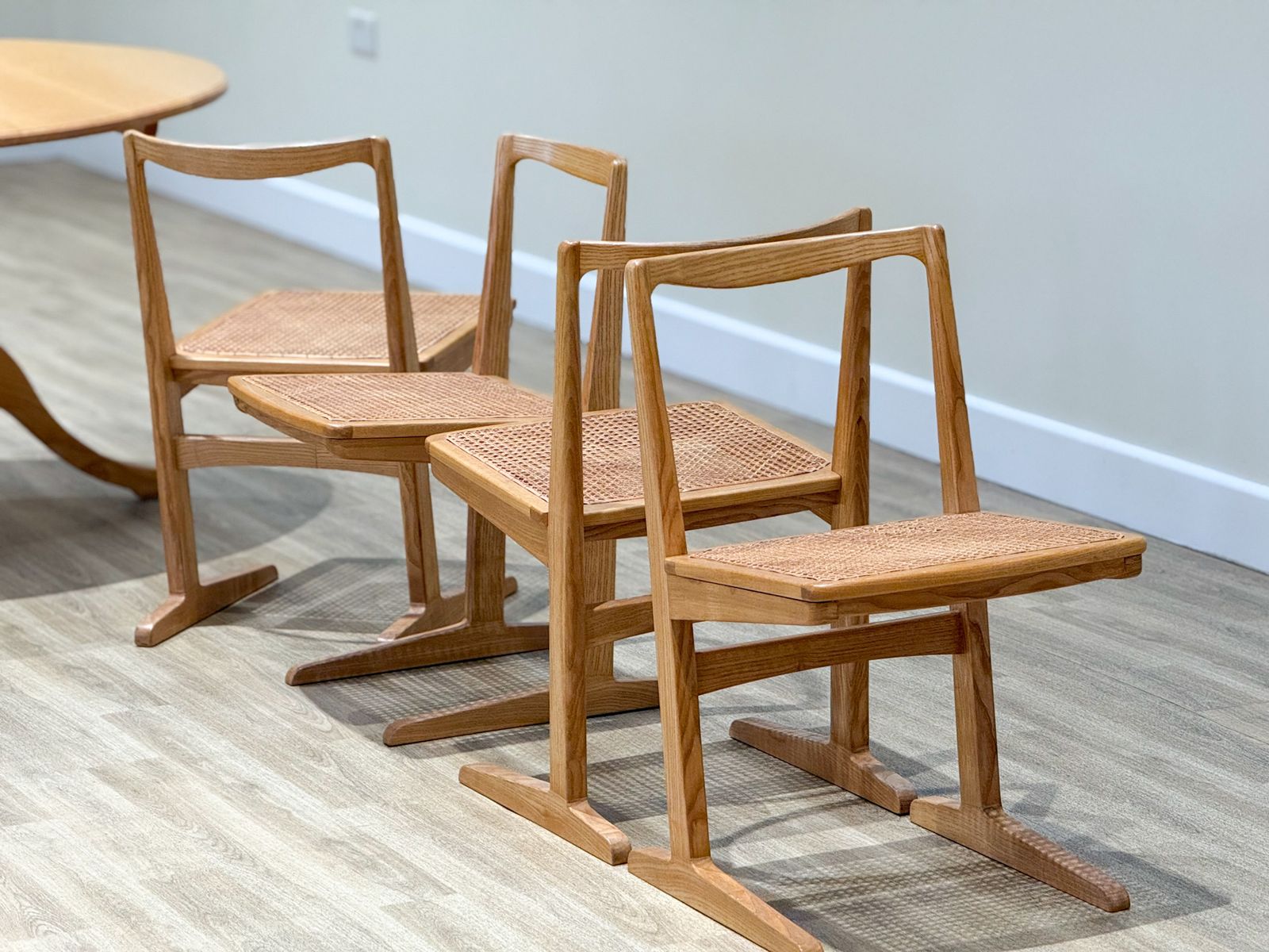 photo furniture Mid Century Elm Circular Dining Table & 4 Rattan Chairs – Original 1960s Set