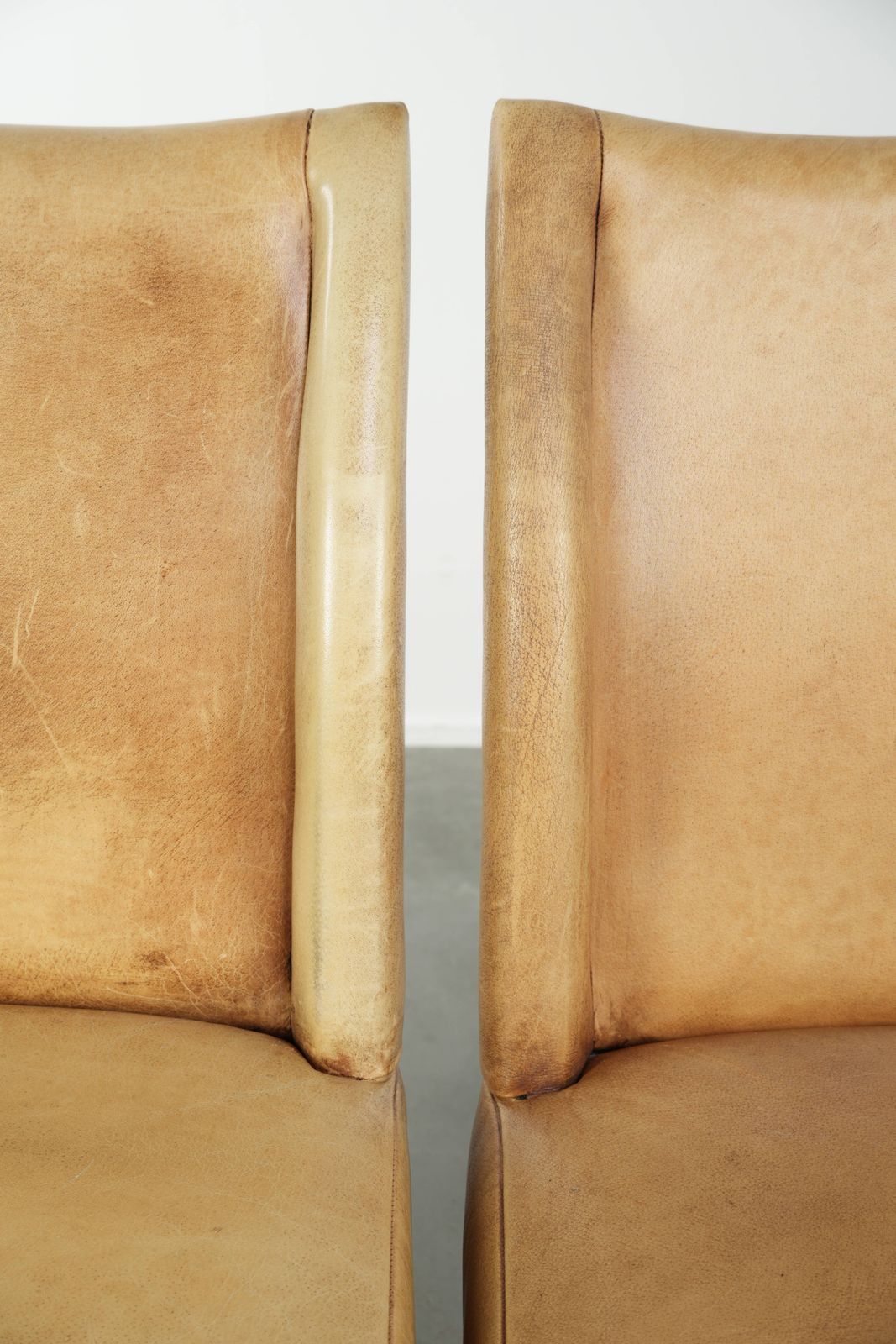 Set Van Zes Koeienhuid Leren Eetkamerstoelen Met Lichte Kleur, Comfortabele Zitting En Hoge Rugleuning photo vintage