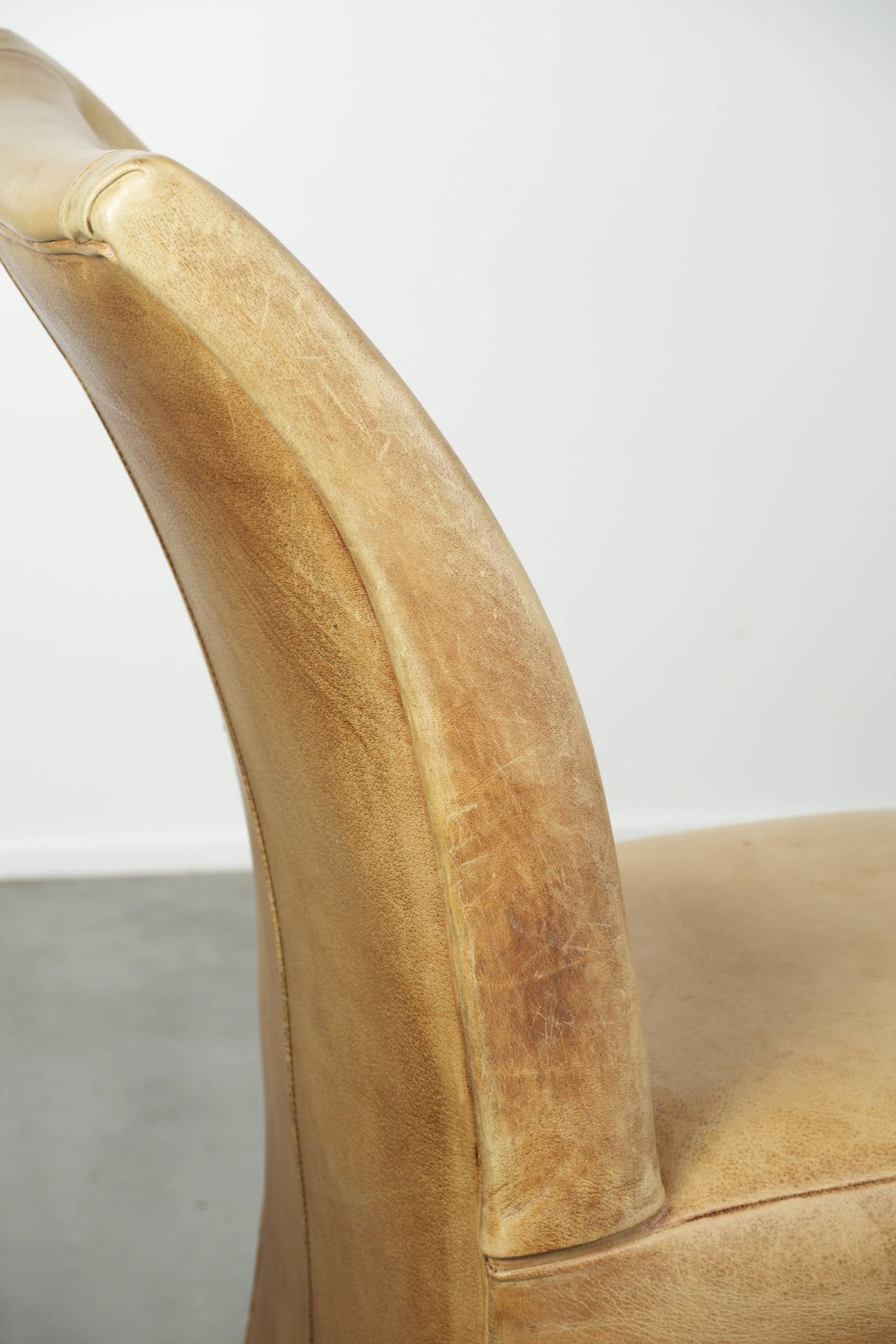 photo for sale Set Van Zes Koeienhuid Leren Eetkamerstoelen Met Lichte Kleur, Comfortabele Zitting En Hoge Rugleuning