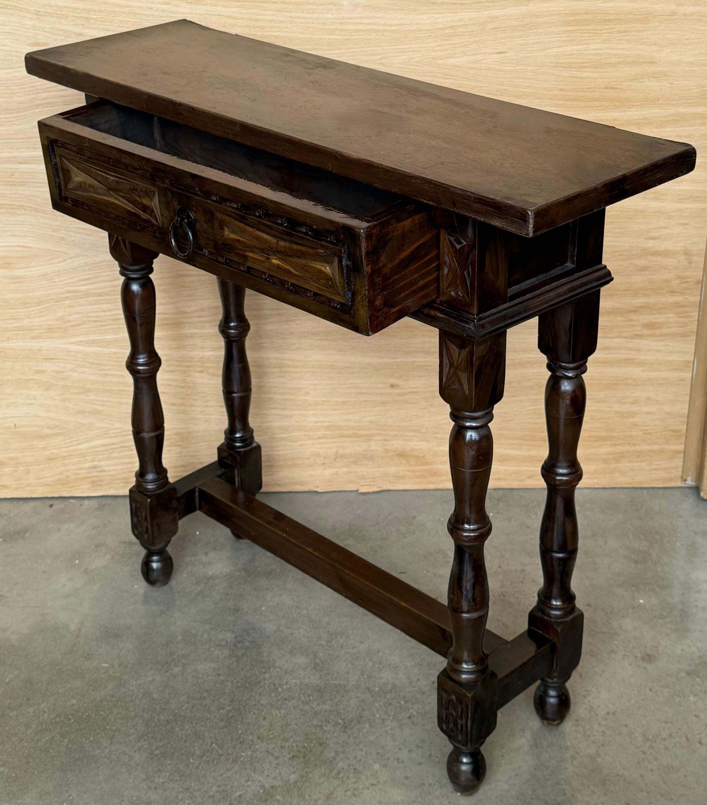 Console catalane en noyer sculpté avec tiroir, début du XXe siècle photo buy