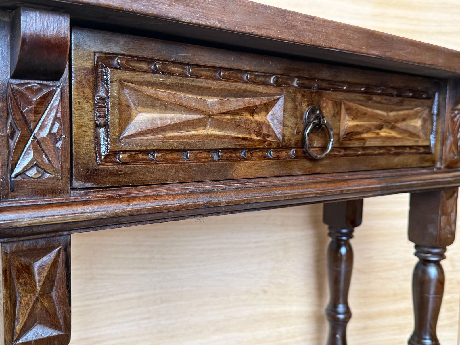 Console catalane en noyer sculpté avec tiroir, début du XXe siècle photo vintage