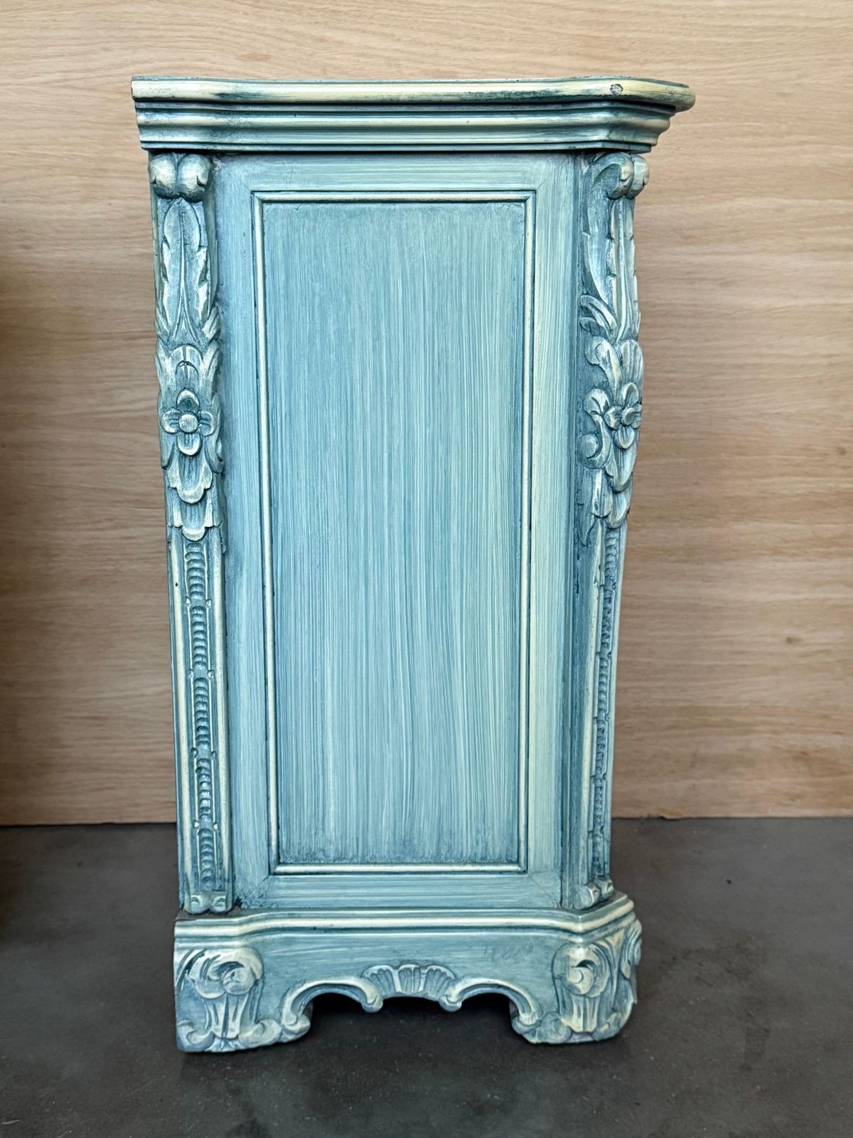 Vous souhaitez d'autres photos ou vidéos ? Contactez le vendeur pour en faire la demande. Contacter le vendeur  Paire de tables de chevet en bois massif sculpté turquoise à cinq tir photo buy