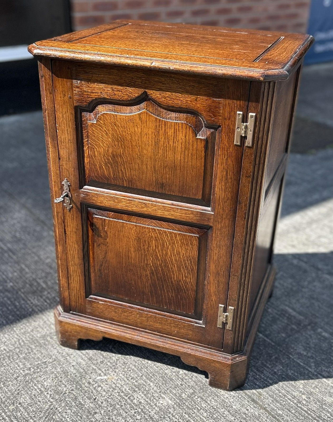 Good Quality Cumpers Of Salisbury English Oak Cupboard Side Cabinet