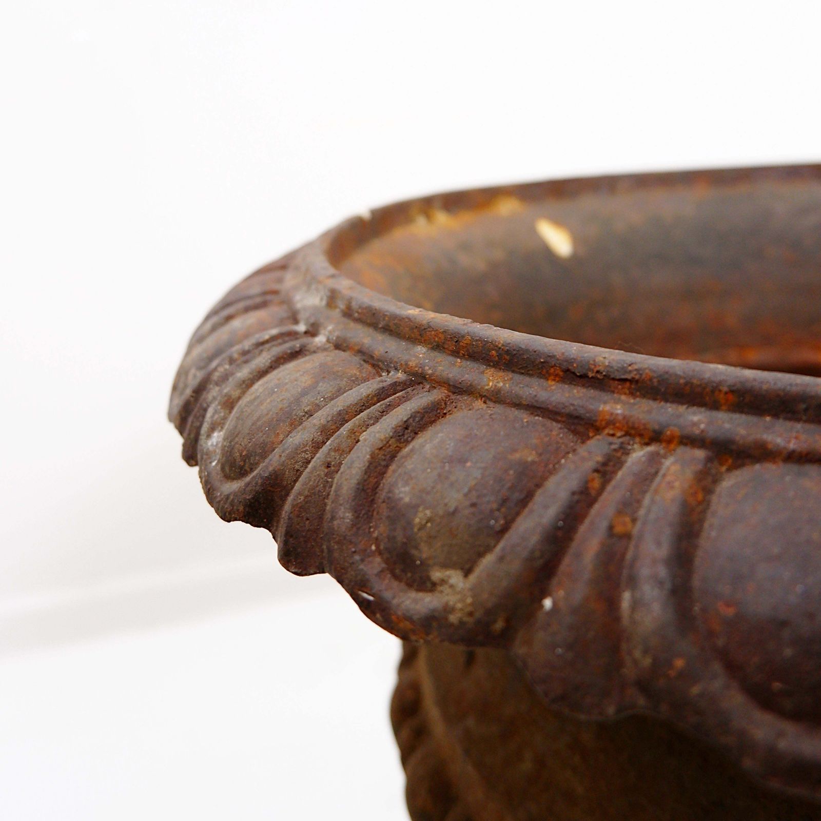 photo vintage Pair Of Cast Iron Medici Planters   Late 19th Century