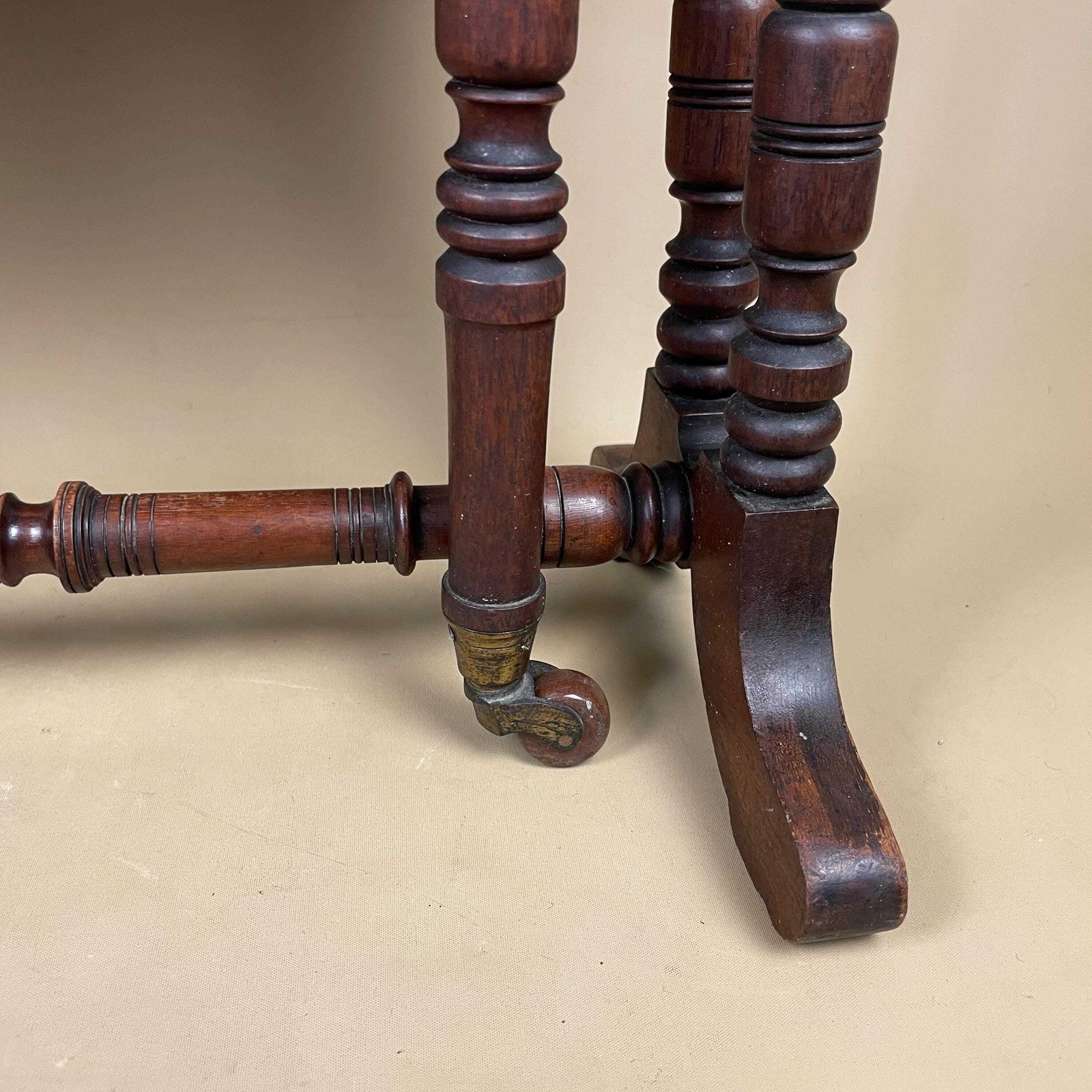 photo vintage Antique Mahogany Gateleg Drop Leaf Table Turned Legs Side End Table English Vintage Solid Wood Folding Accent