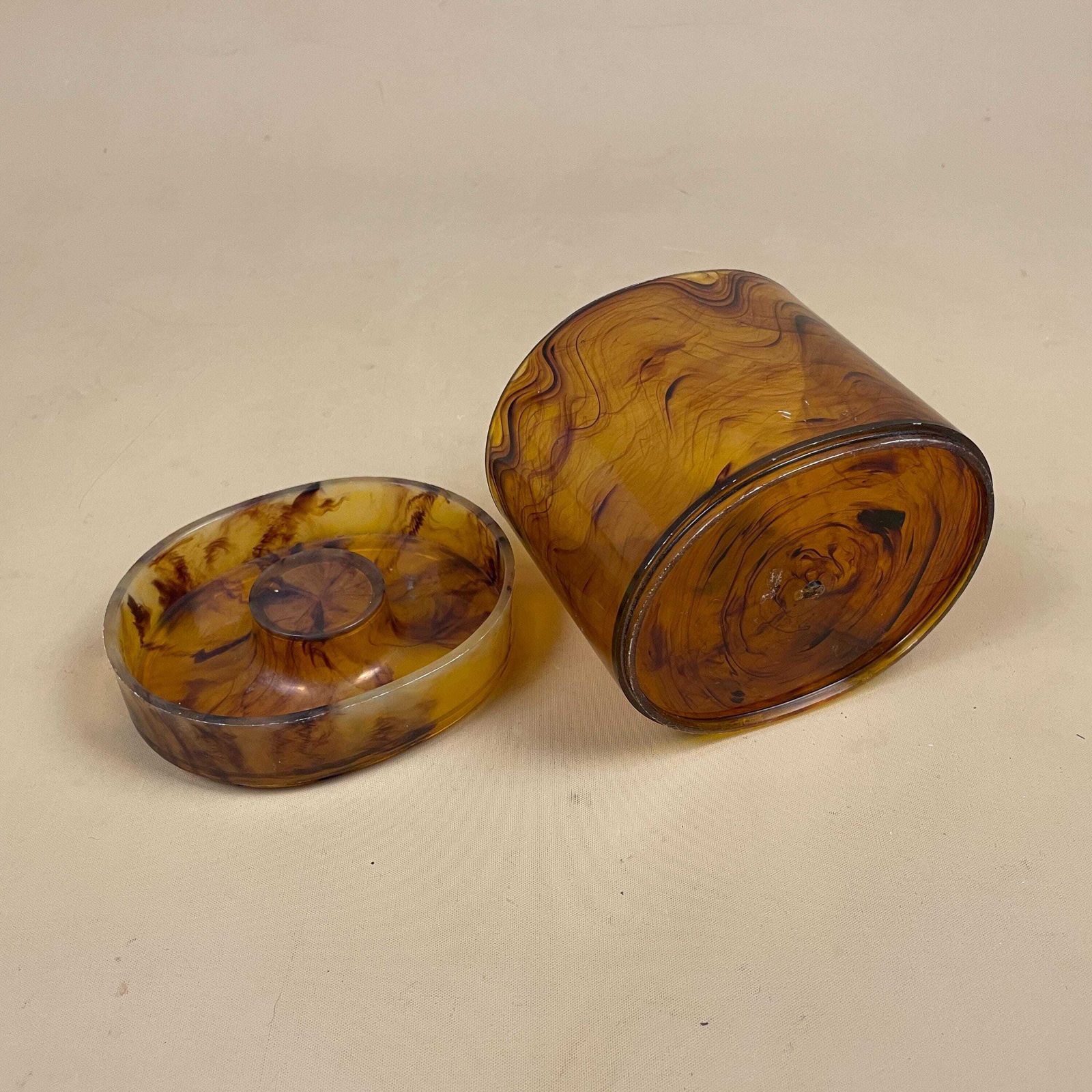 photo furniture Vintage Tortoiseshell Plastic Lidded Oval Pot Vanity Box Dressing Table Jar Mid Century Retro Trinket Storage Decorative Container With Lid