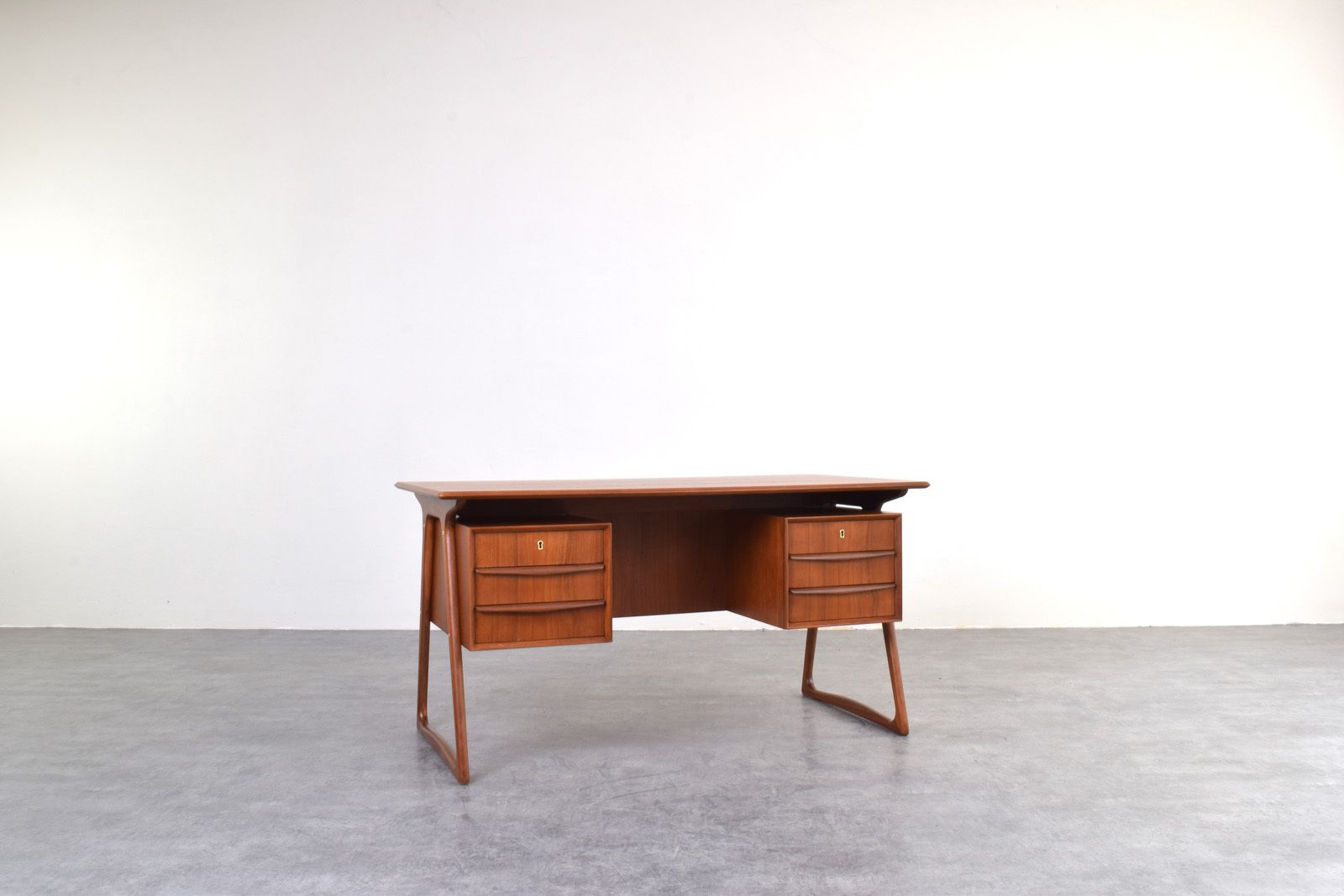 Mid Century Danish Teak Executive Desk By Svend åge Madsen For H.P. Hansen, 1960s.