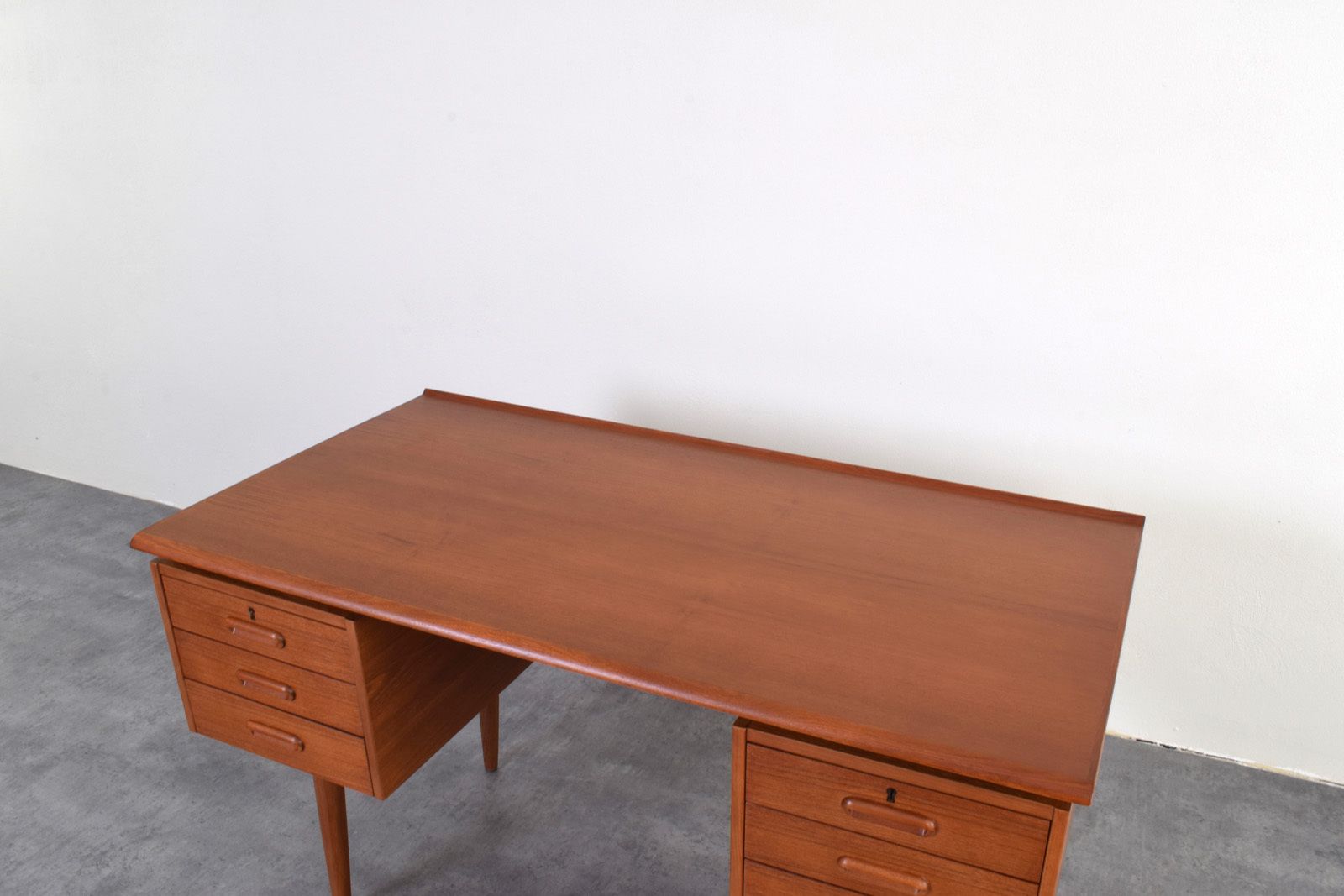 photo vintage Mid Century Danish Teak Executive Desk, 1960s.
