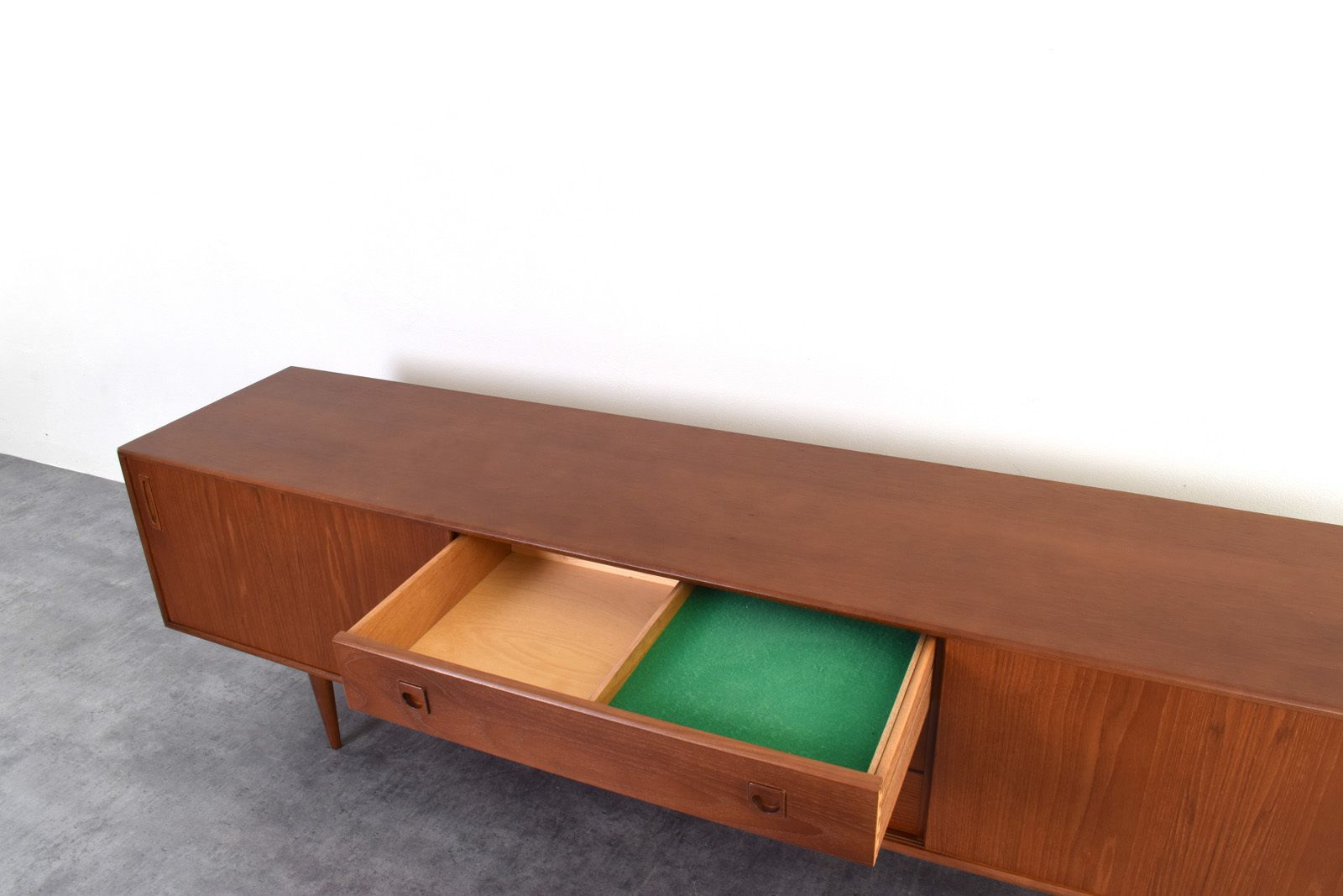 photo vintage Mid Century Danish Teak Sideboard