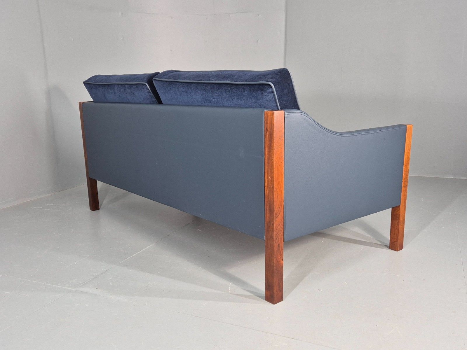 photo vintage Vntage 2 Seater Sofa Danish Erik Jorgensen New Leather Upholstery  Eb11928 M2ss