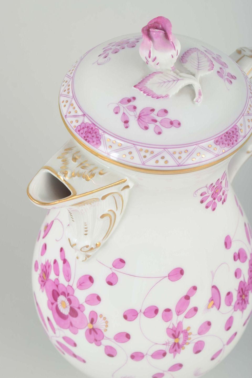Meissen. Porcelain Coffee Pot With Lid, Hand Painted In “Pink Indian” Pattern photo Home Decor