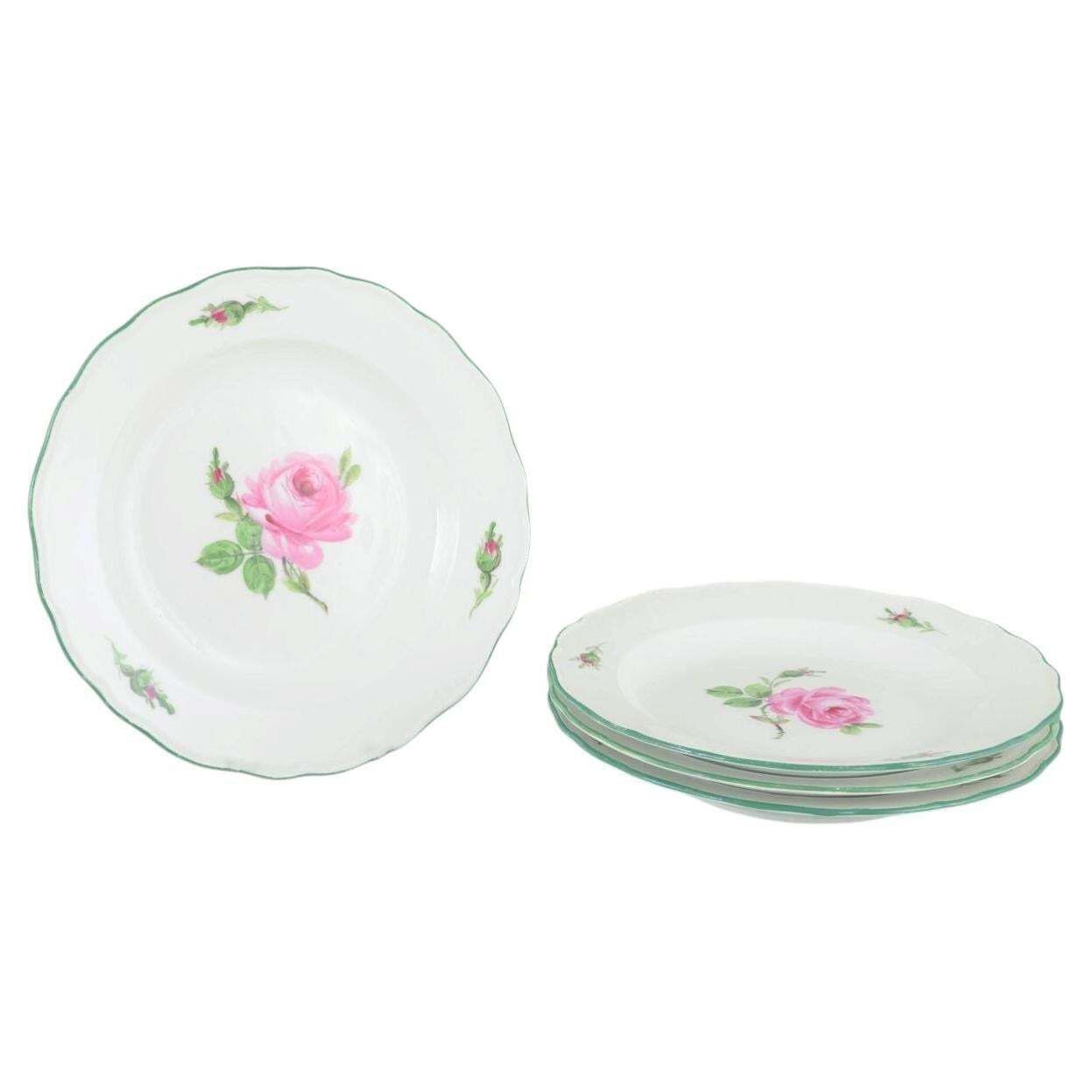 Meissen. Service de quatre assiettes en porcelaine à roses roses et liseré vert. Années 1930