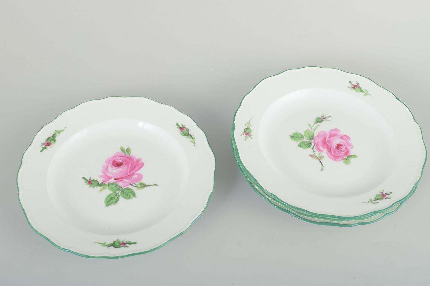 Meissen. Service de quatre assiettes en porcelaine à roses roses et liseré vert. Années 1930 photo furniture