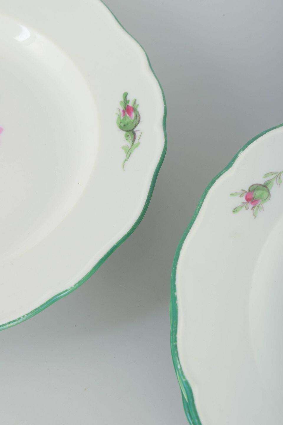 Meissen. Service de quatre assiettes en porcelaine à roses roses et liseré vert. Années 1930 photo for sale