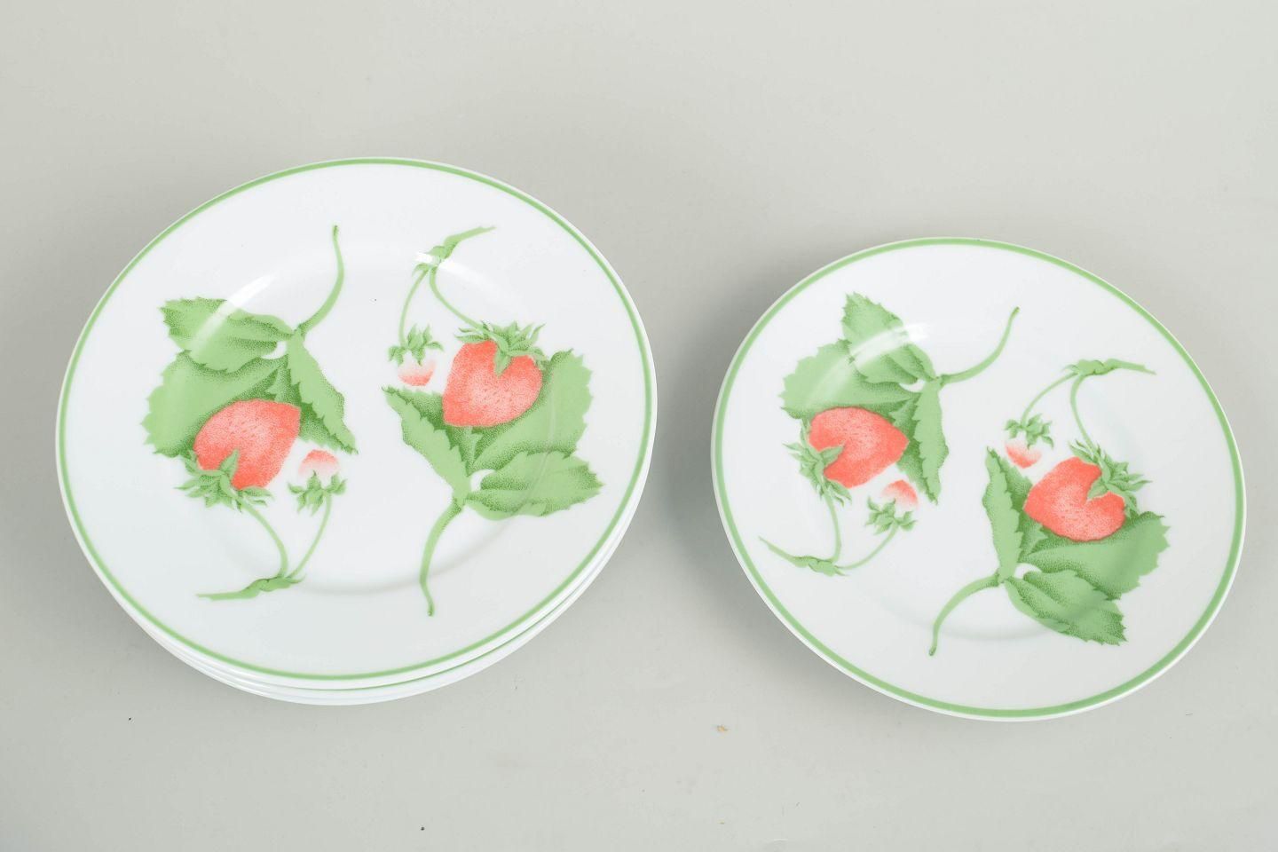 Cinq petites assiettes en porcelaine Bill Goldsmith pour Limoges, série Fraise, années 1980 photo furniture