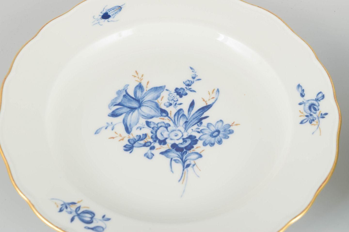 Meissen. 4 assiettes à déjeuner en porcelaine à motifs floraux bleus et liseré doré. photo for sale
