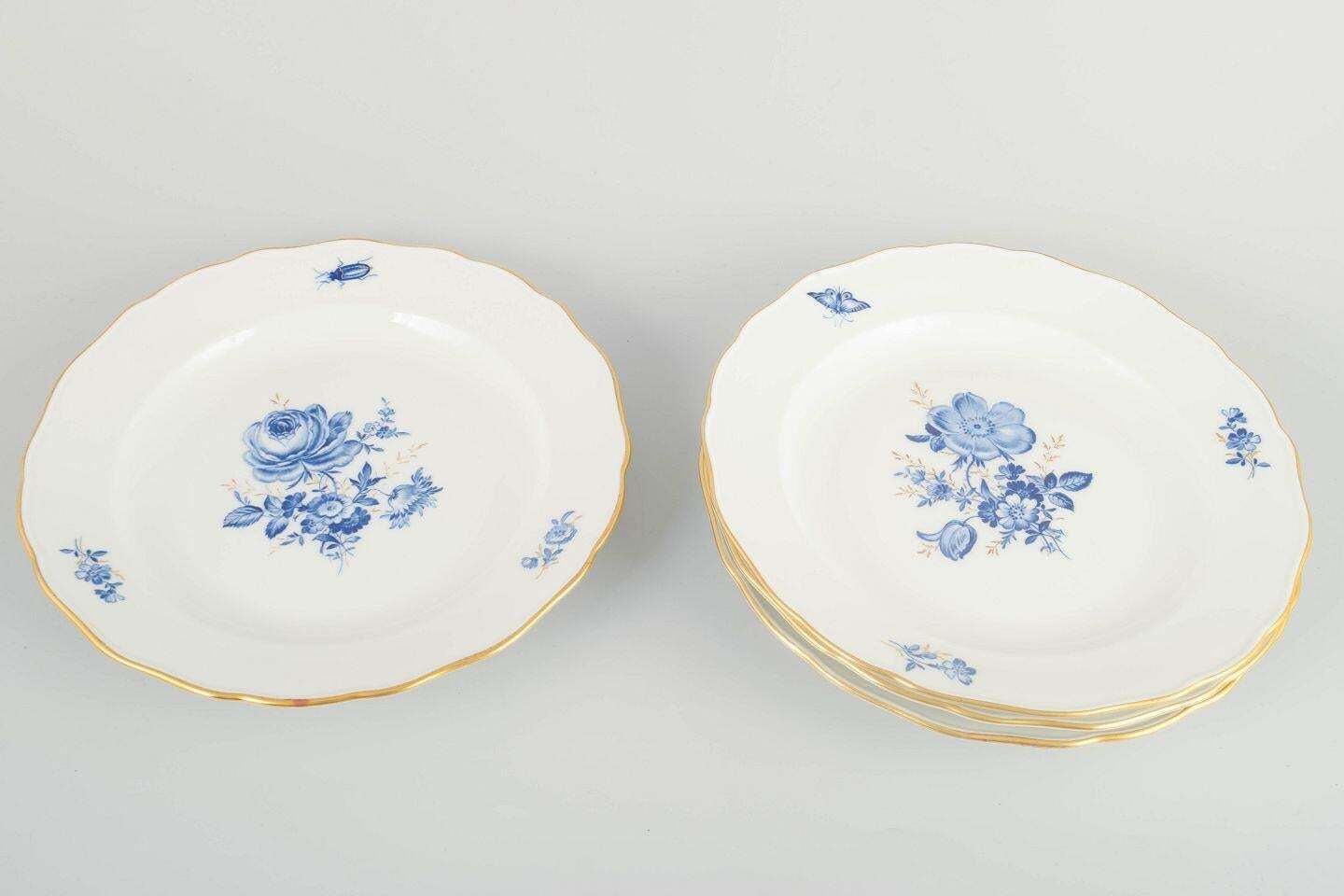 Meissen. 4 Porseleinen Dinerborden Met Blauwe Bloemenmotieven En Vergulde Rand. photo furniture