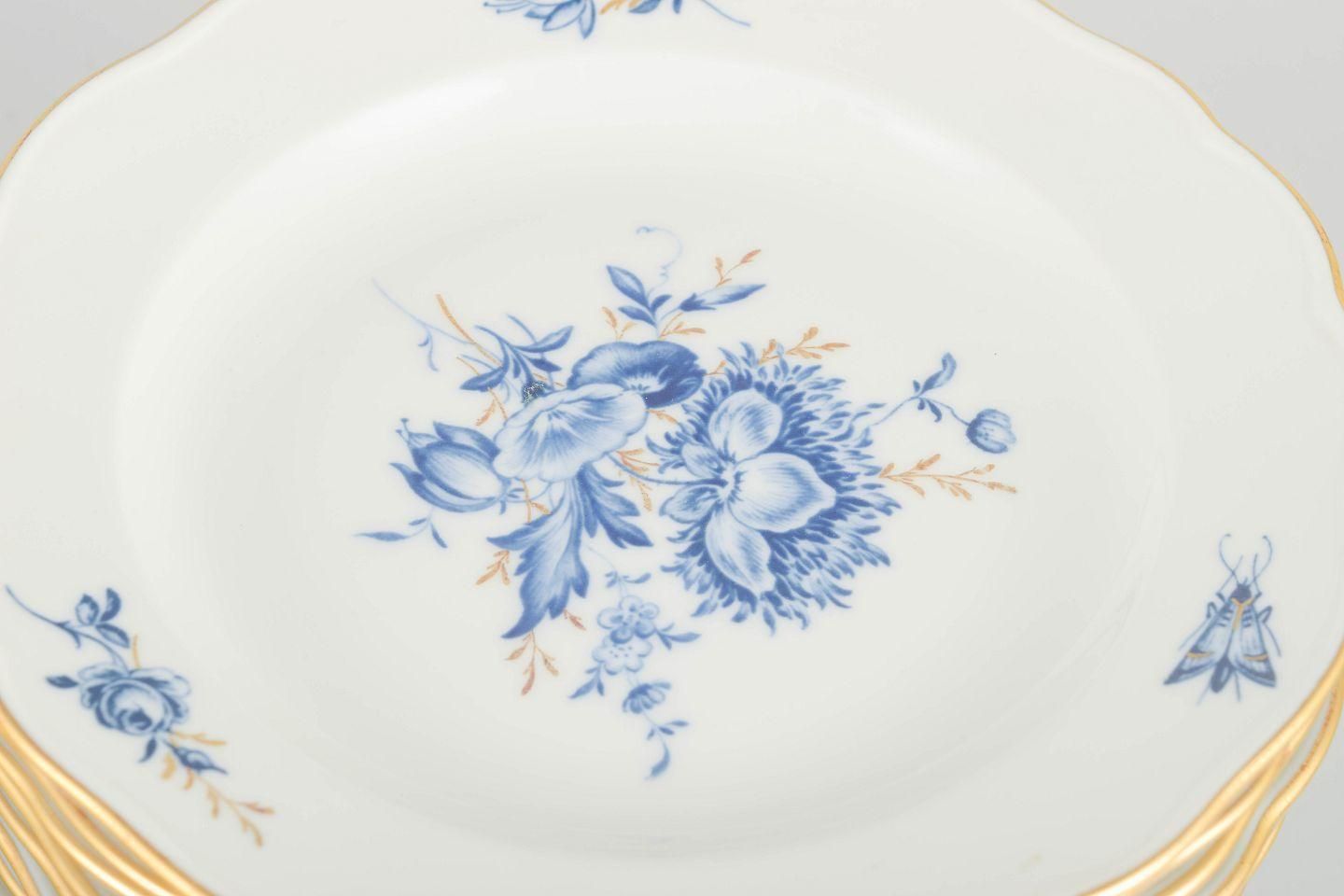 Meissen. 12 assiettes en porcelaine à motifs floraux bleus et liseré doré photo for sale