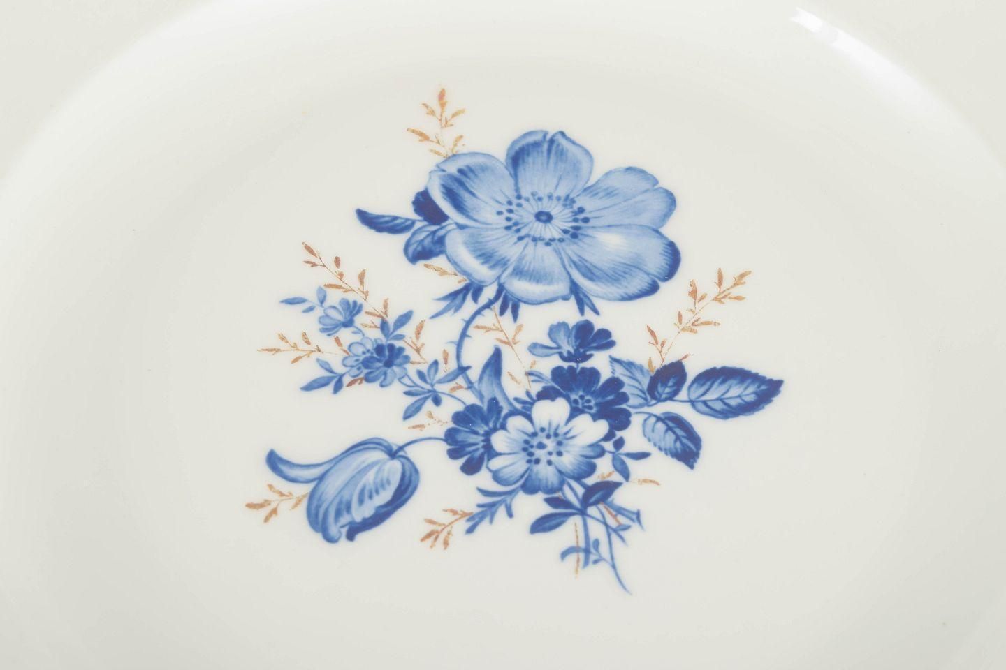 Meissen. 4 assiettes de table en porcelaine à motifs floraux bleus et liseré doré. photo for sale