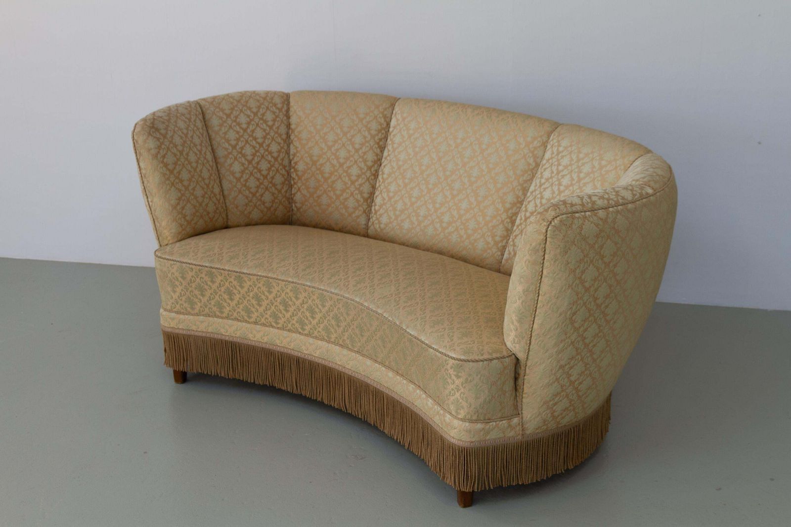 photo vintage Danish Art Deco Banana Sofa, 1940s.