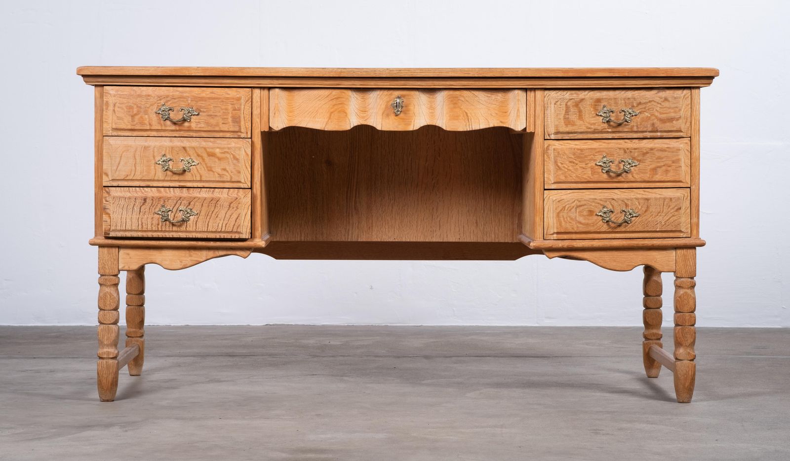 photo furniture Vrijstaand Eiken Bureau Toegeschreven Aan Henning Kjærnulf, Denemarken, Jaren 1960