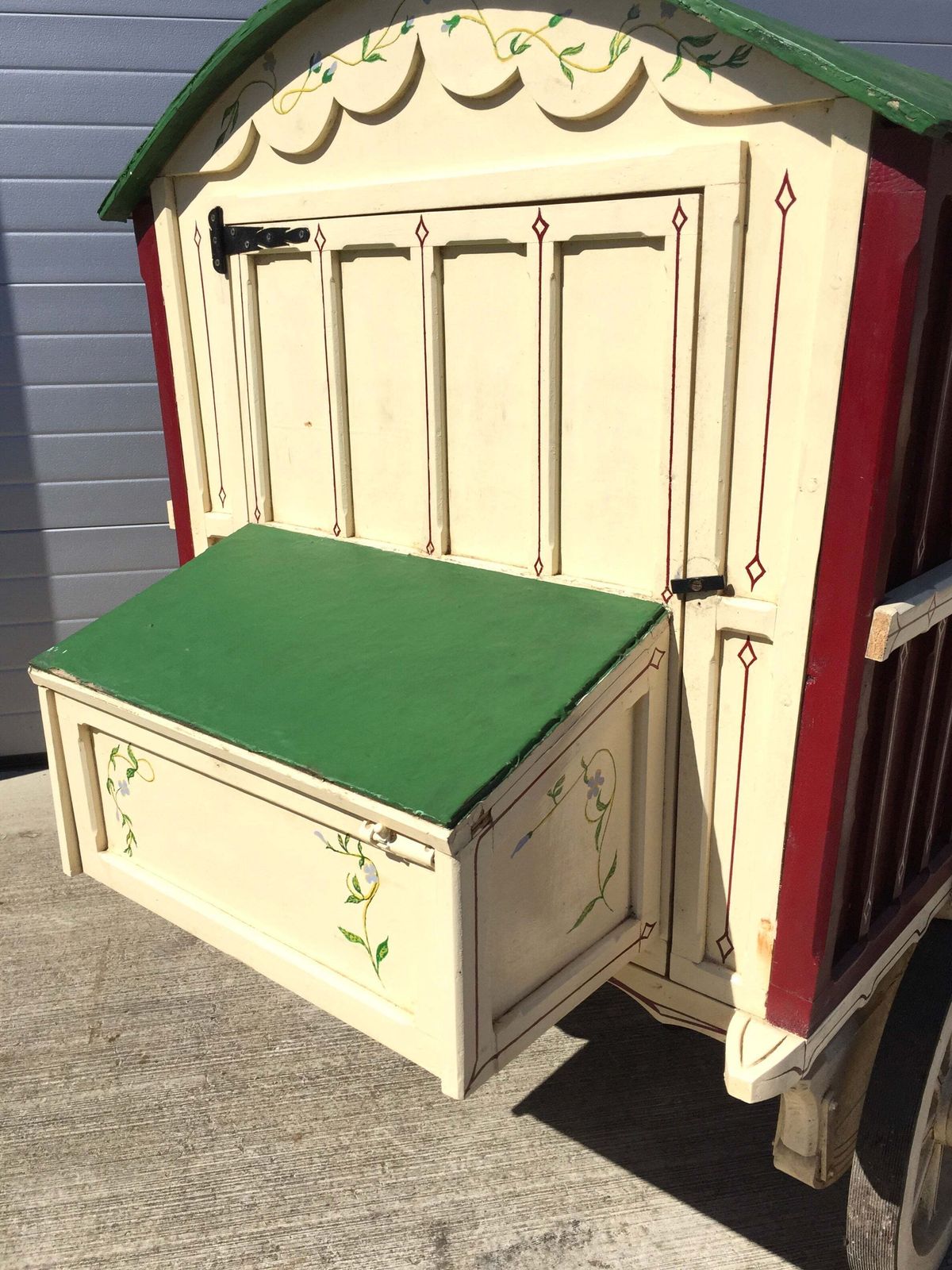 photo furniture Gypsy Show Wagon (Vardo) – Horse Drawn Irish Cart – Late 20th Century