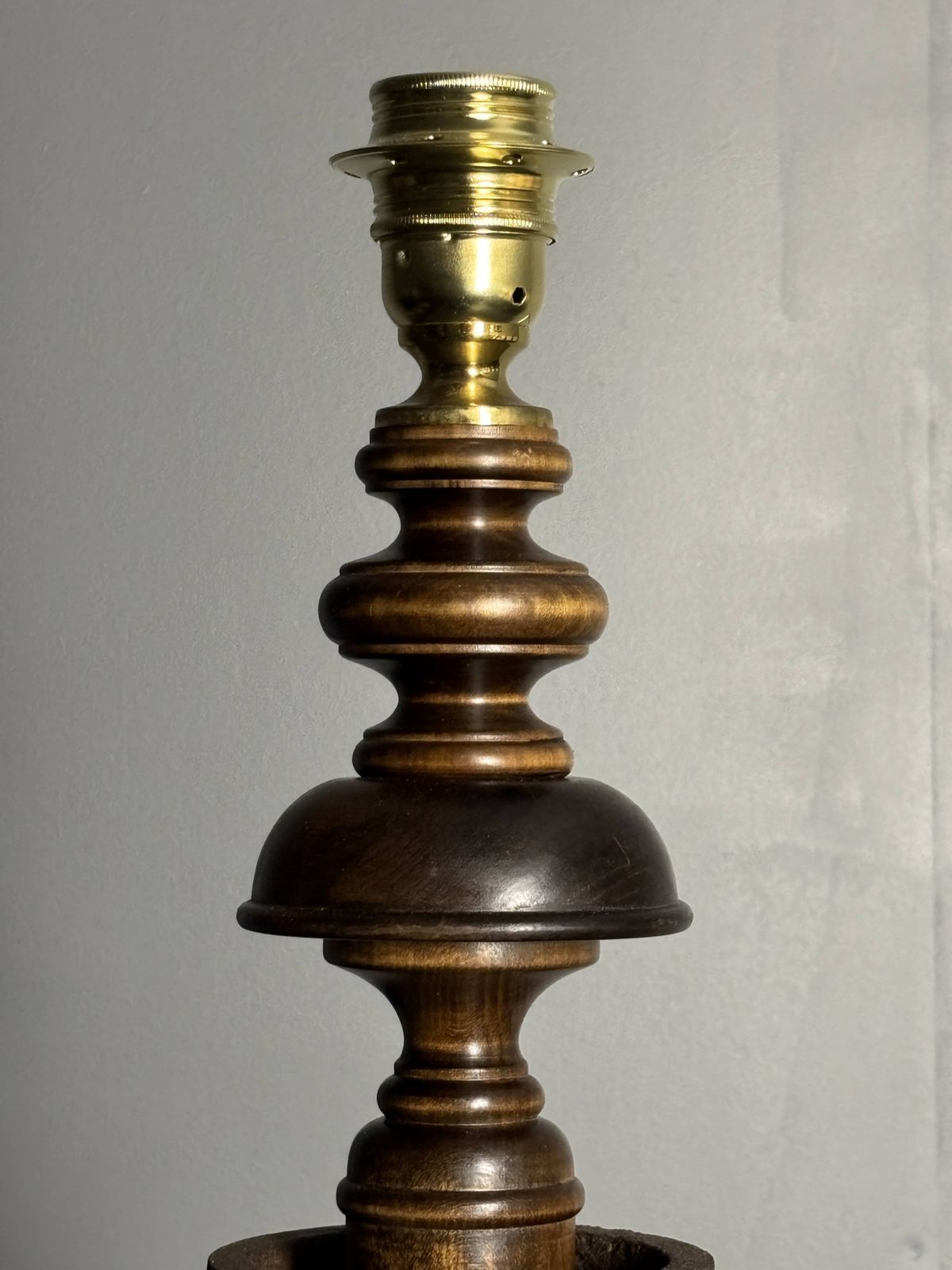 Grande lampe de table brutaliste en bois tourné et fonte, années 1960 photo vinterior