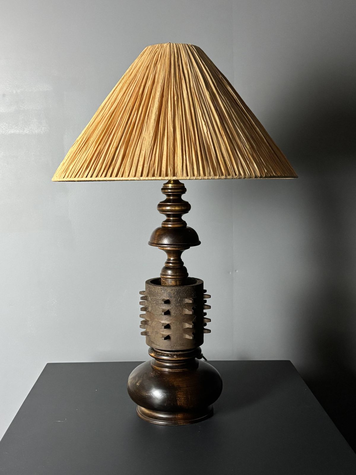 photo vintage Grande lampe de table brutaliste en bois tourné et fonte, années 1960