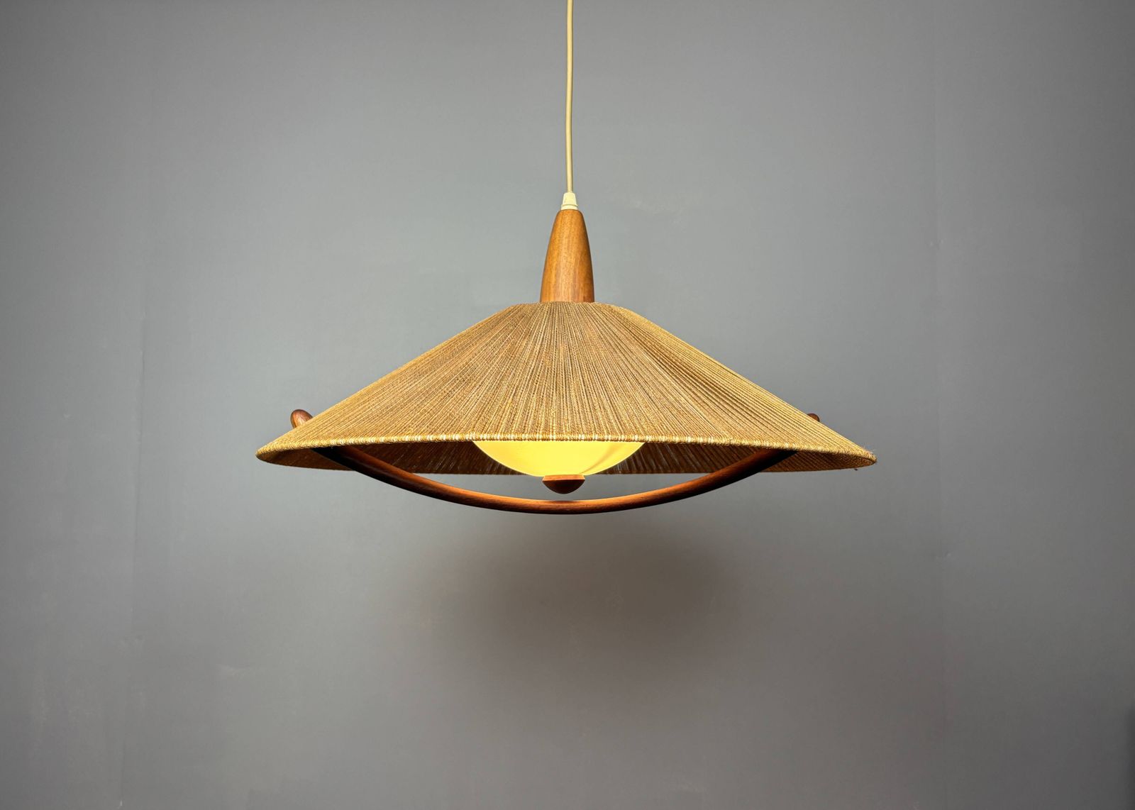 Luminaires Grand luminaire suspendu mid-century en teck et corde de sisal, Temde Leuchten photo
