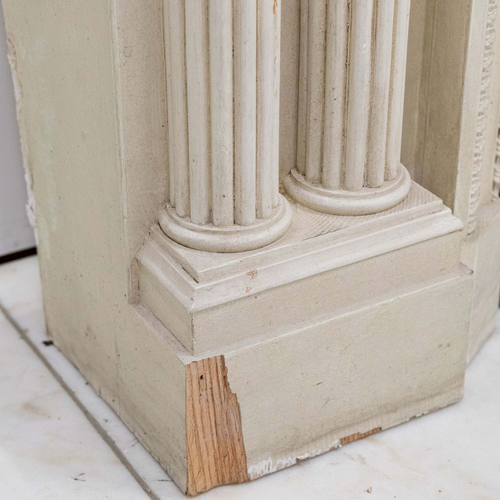 photo vinterior Ornate Neoclassical Style Wooden Surround With Capitals