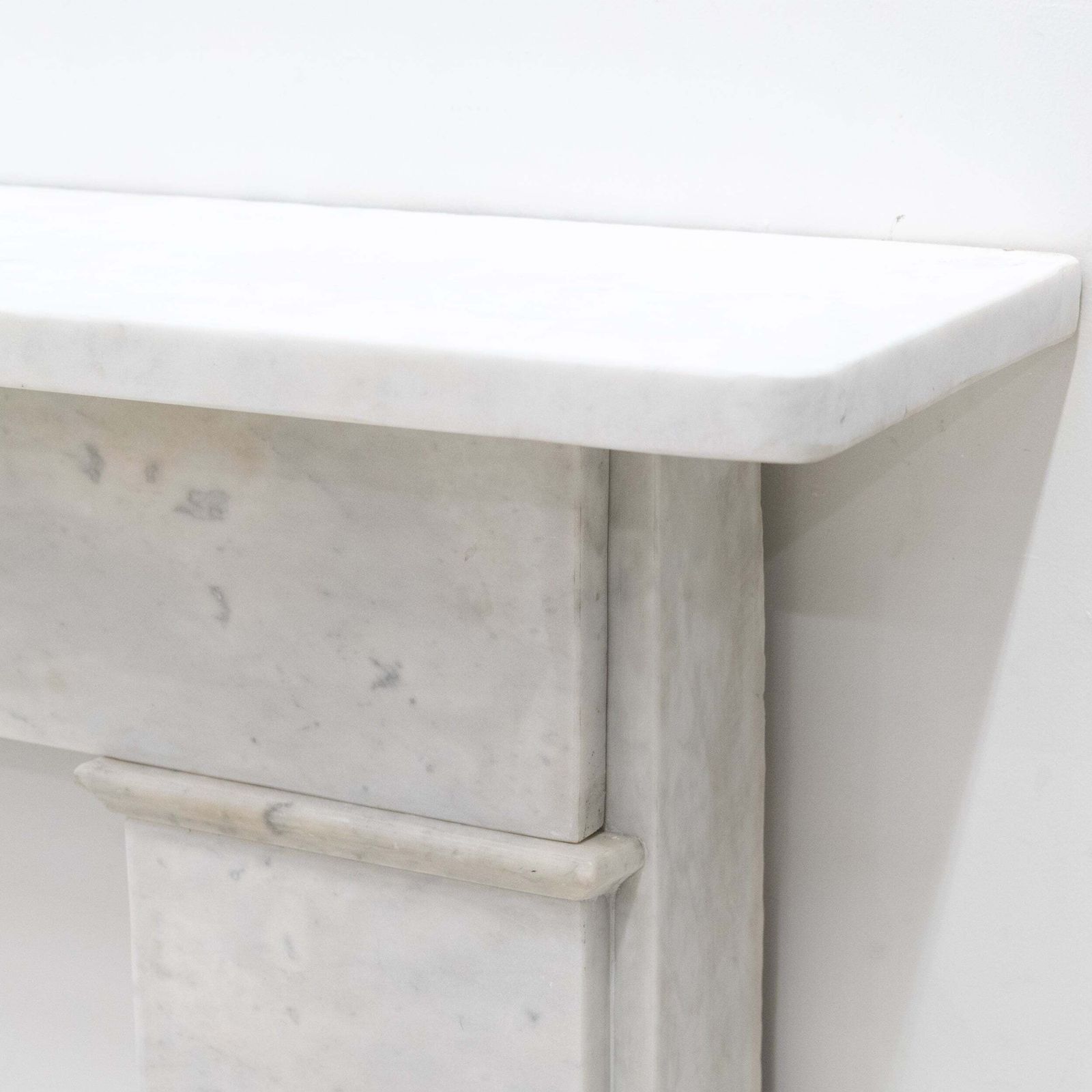 photo vintage Antique Carrara Marble Late Georgian Fireplace Surround