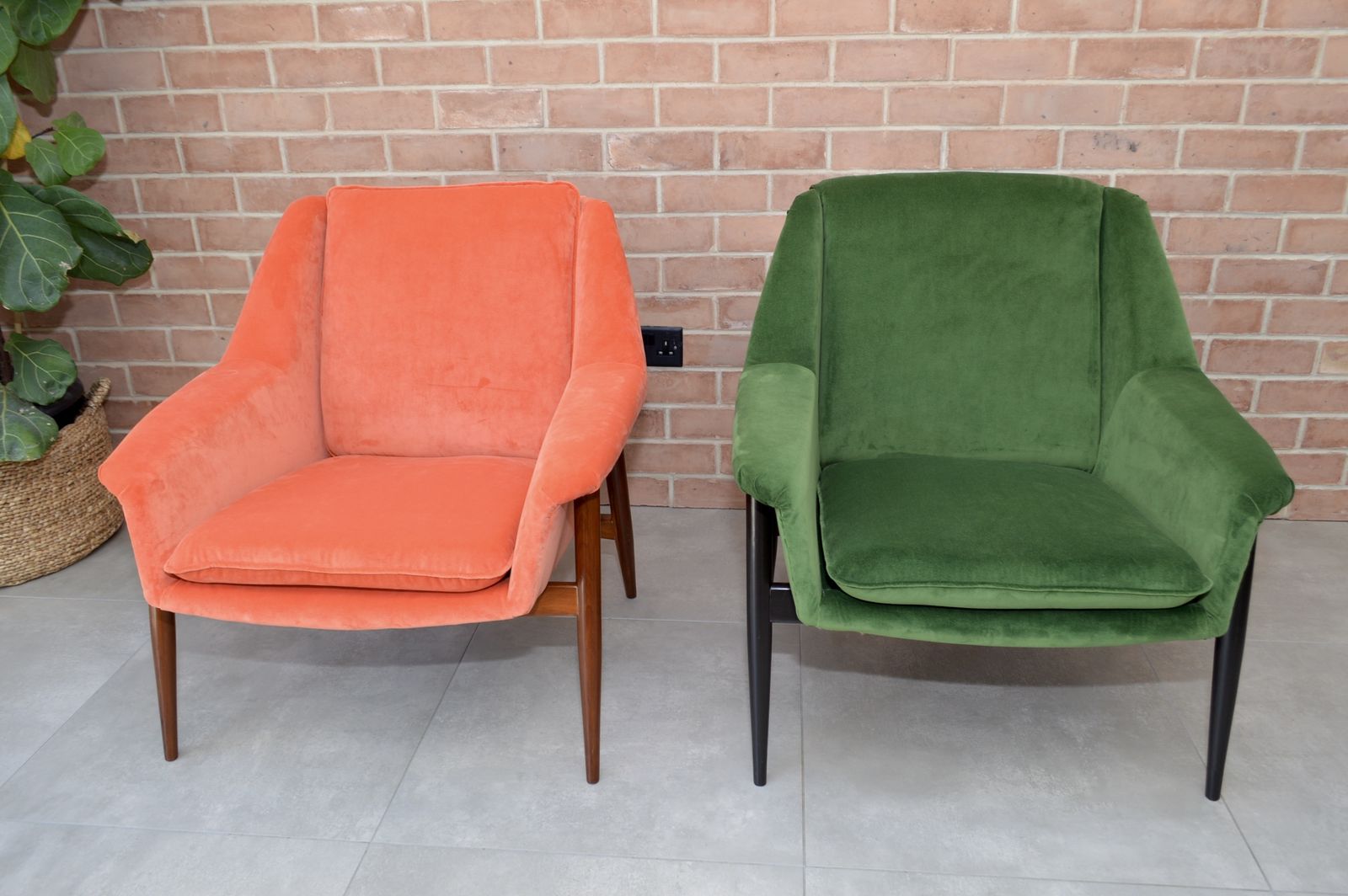 photo vintage Mid Century Parker Knoll "New Menton" Model Pk940 Teak Armchair, Green Velvet Upholstery