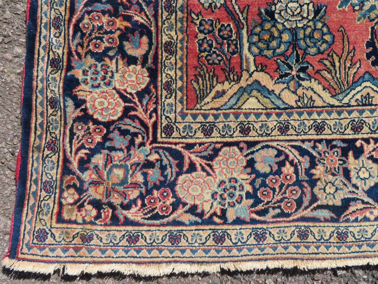 Antique Pictorial Floral Rug. 211cm X 136cm. photo vinterior