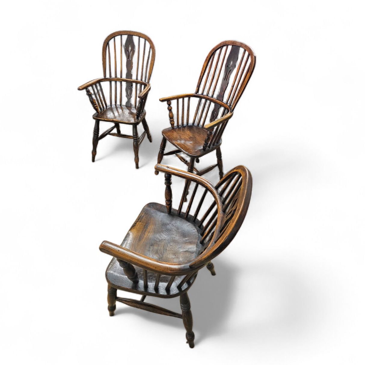 photo for sale 4 X Antique Windsor 2 Low / 2 High Spindle Back Arm Chair In Elm Wood / 19th Century.