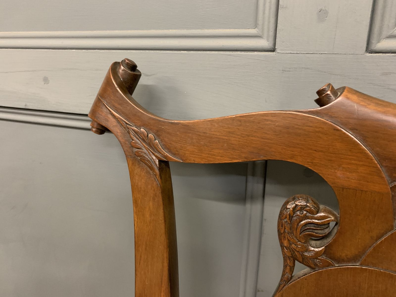 photo furniture Chippendale Style Carved Mahogany Settee