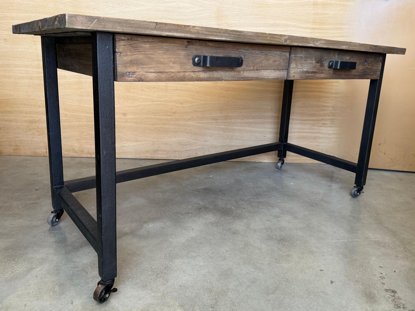 Table de travail ou bureau industriel en pin, pieds en métal, tiroirs et roulettes photo vinterior