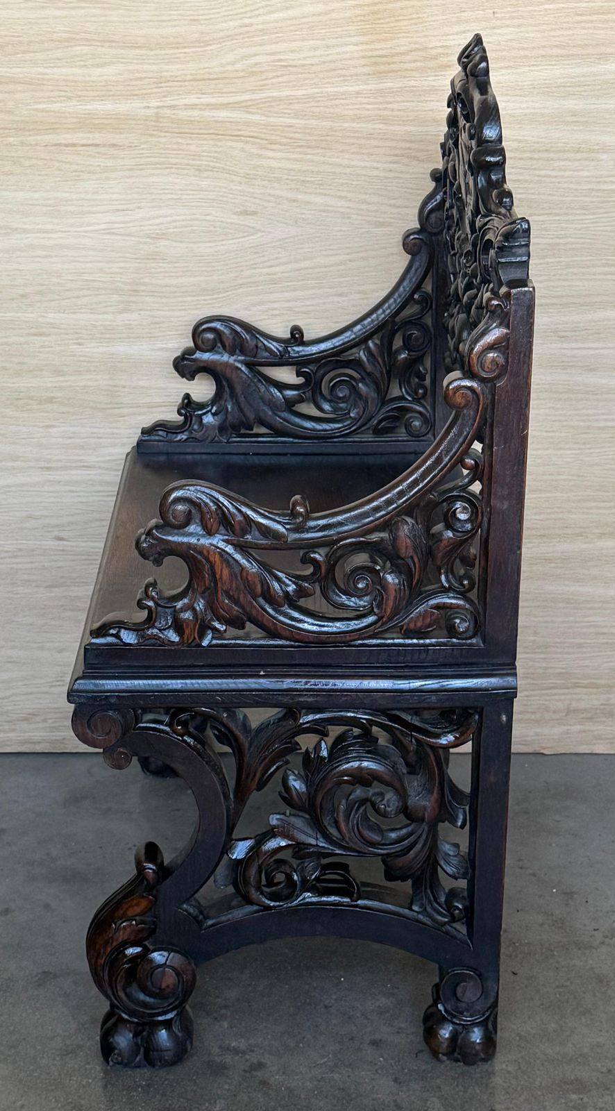 Paire de bancs en noyer massif sculptés à la main, à décor ornemental photo vintage