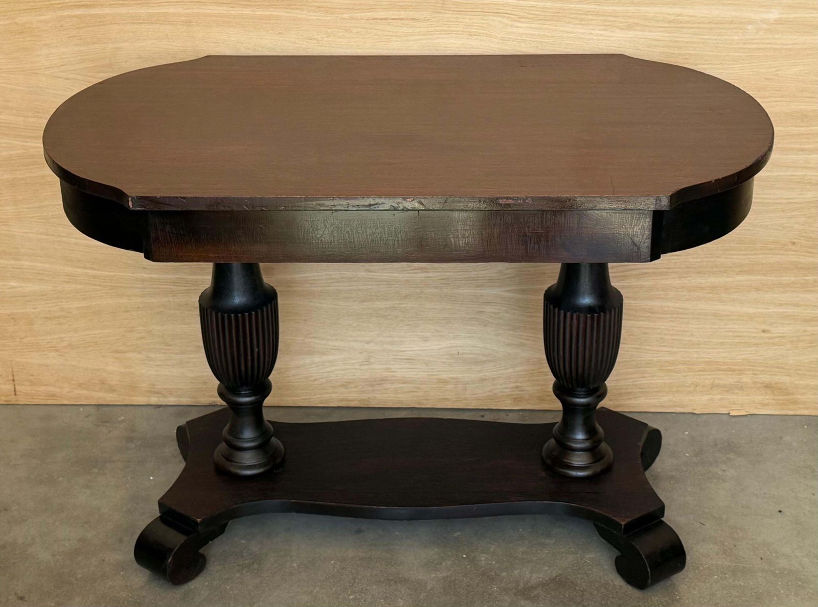 Table de jeu ou bureau américain de style Federal en noyer sculpté, New York, vers 1810 photo Mobilier