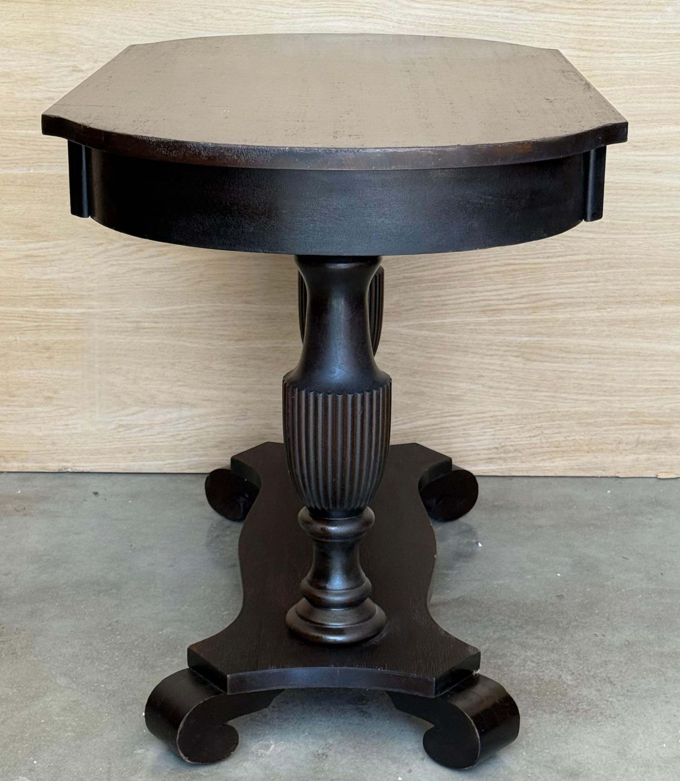 Table de jeu ou bureau américain de style Federal en noyer sculpté, New York, vers 1810 photo vinterior
