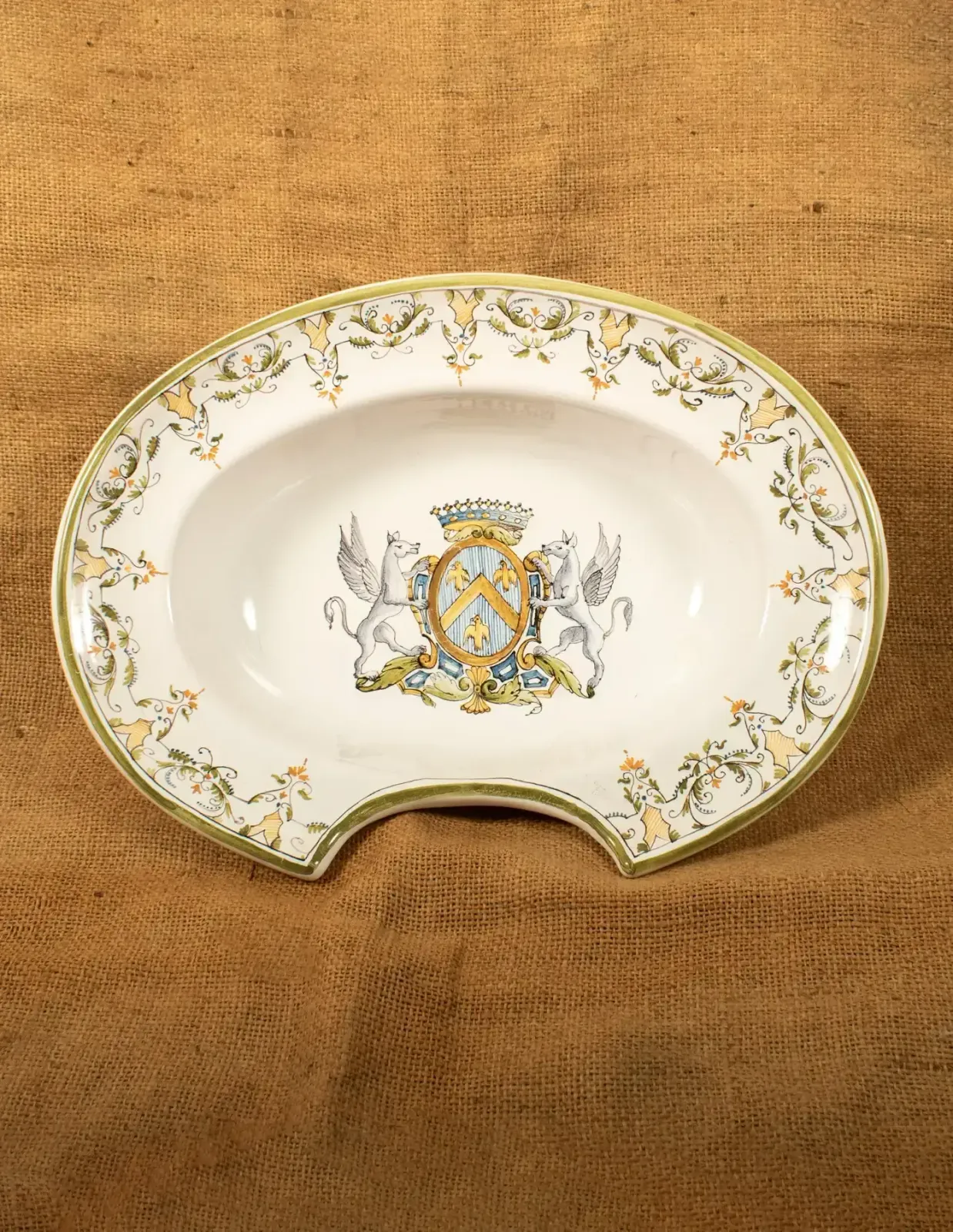 Plat à barbe en porcelaine française, « Italien à Moustiers », début du XXe siècle photo furniture