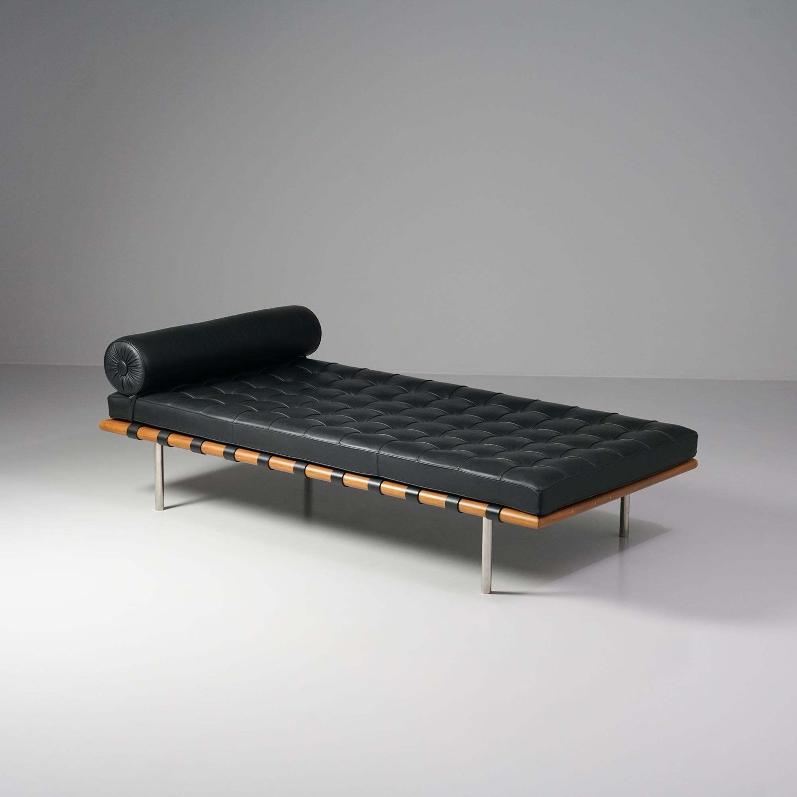 photo furniture Bacelona Daybed, Ludwig Mies Van Der Rohe, Knoll, Early 2000s